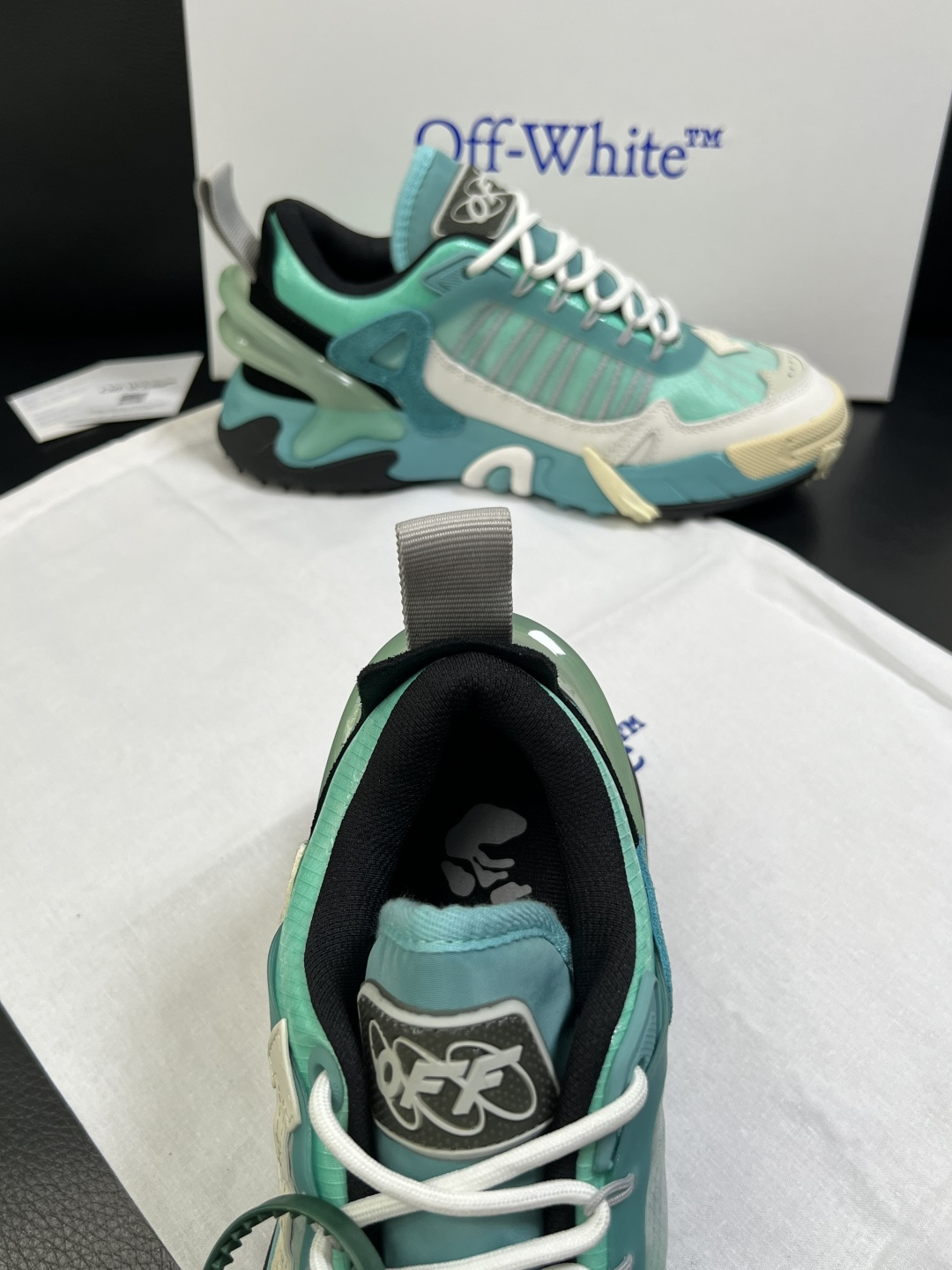 off-white  高品质  顶级工艺品  专柜同步原厂配置，鞋面意大利进口面料，进口水染牛皮垫网里柔