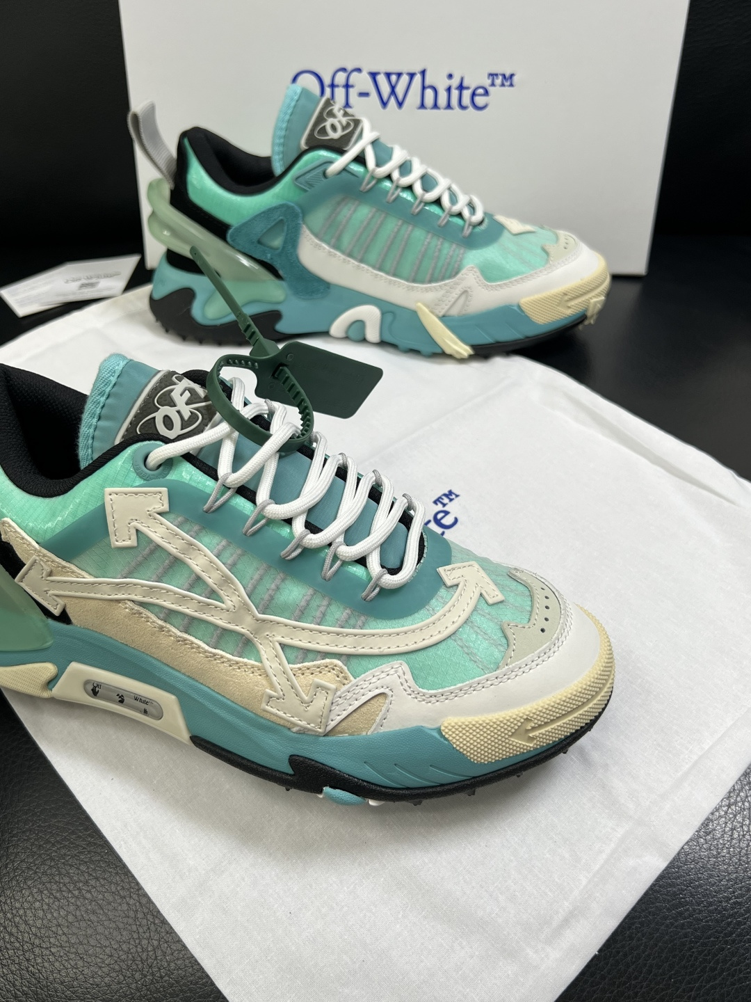 off-white  高品质  顶级工艺品  专柜同步原厂配置，鞋面意大利进口面料，进口水染牛皮垫网里柔