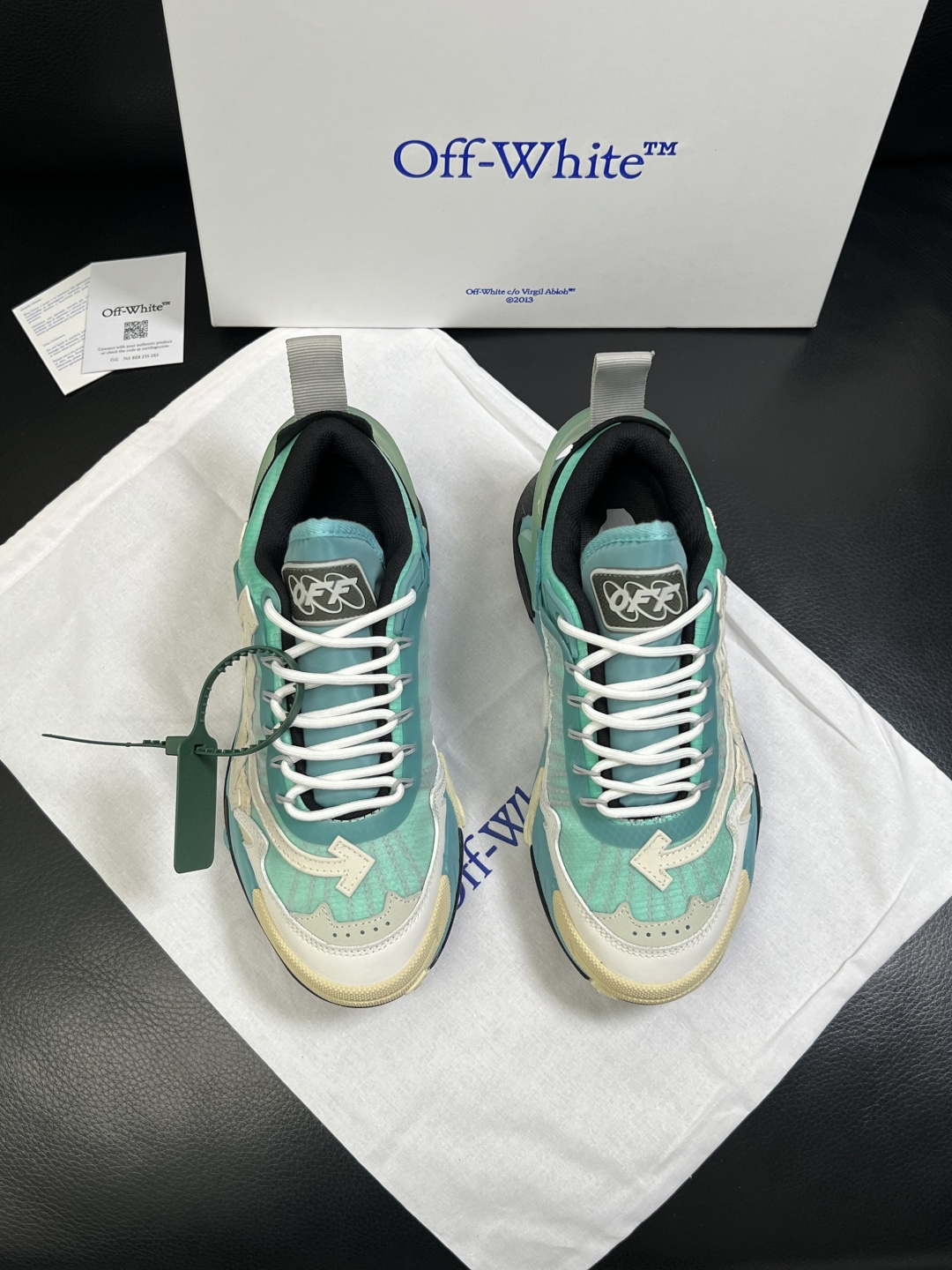 off-white  高品质  顶级工艺品  专柜同步原厂配置，鞋面意大利进口面料，进口水染牛皮垫网里柔