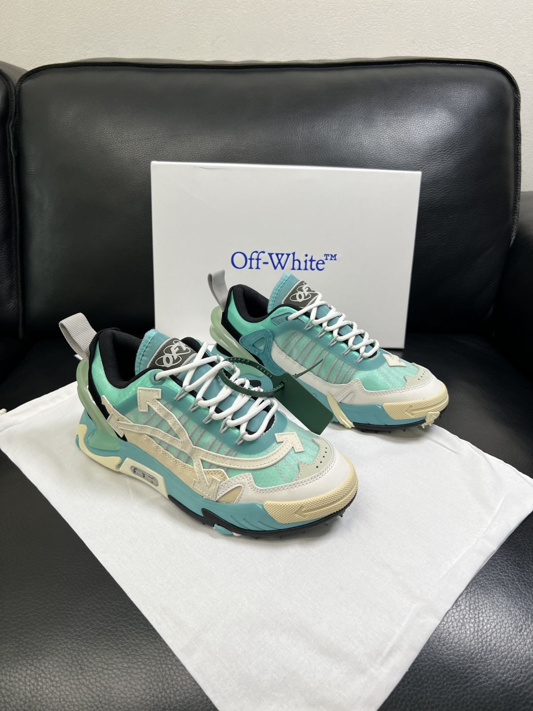 off-white  高品质  顶级工艺品  专柜同步原厂配置，鞋面意大利进口面料，进口水染牛皮垫网里柔