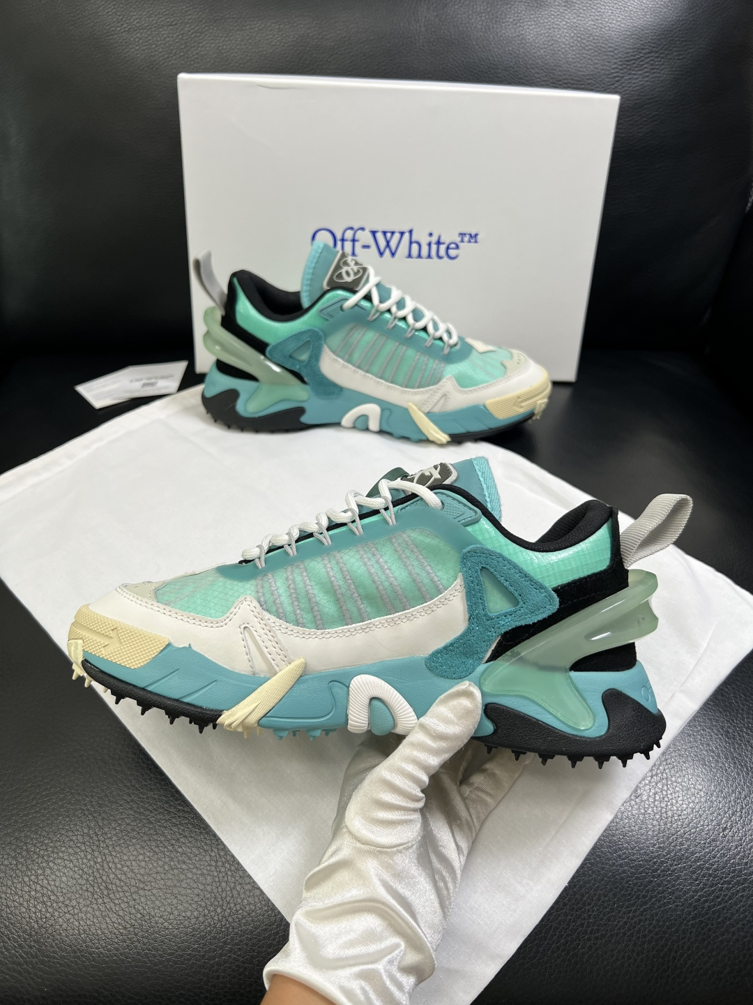 off-white  高品质  顶级工艺品  专柜同步原厂配置，鞋面意大利进口面料，进口水染牛皮垫网里柔