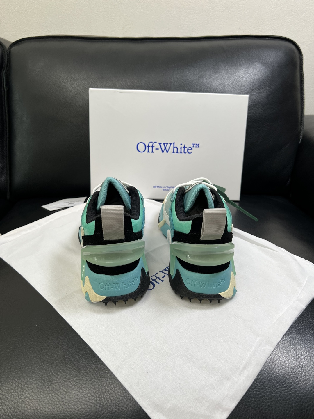 off-white  高品质  顶级工艺品  专柜同步原厂配置，鞋面意大利进口面料，进口水染牛皮垫网里柔