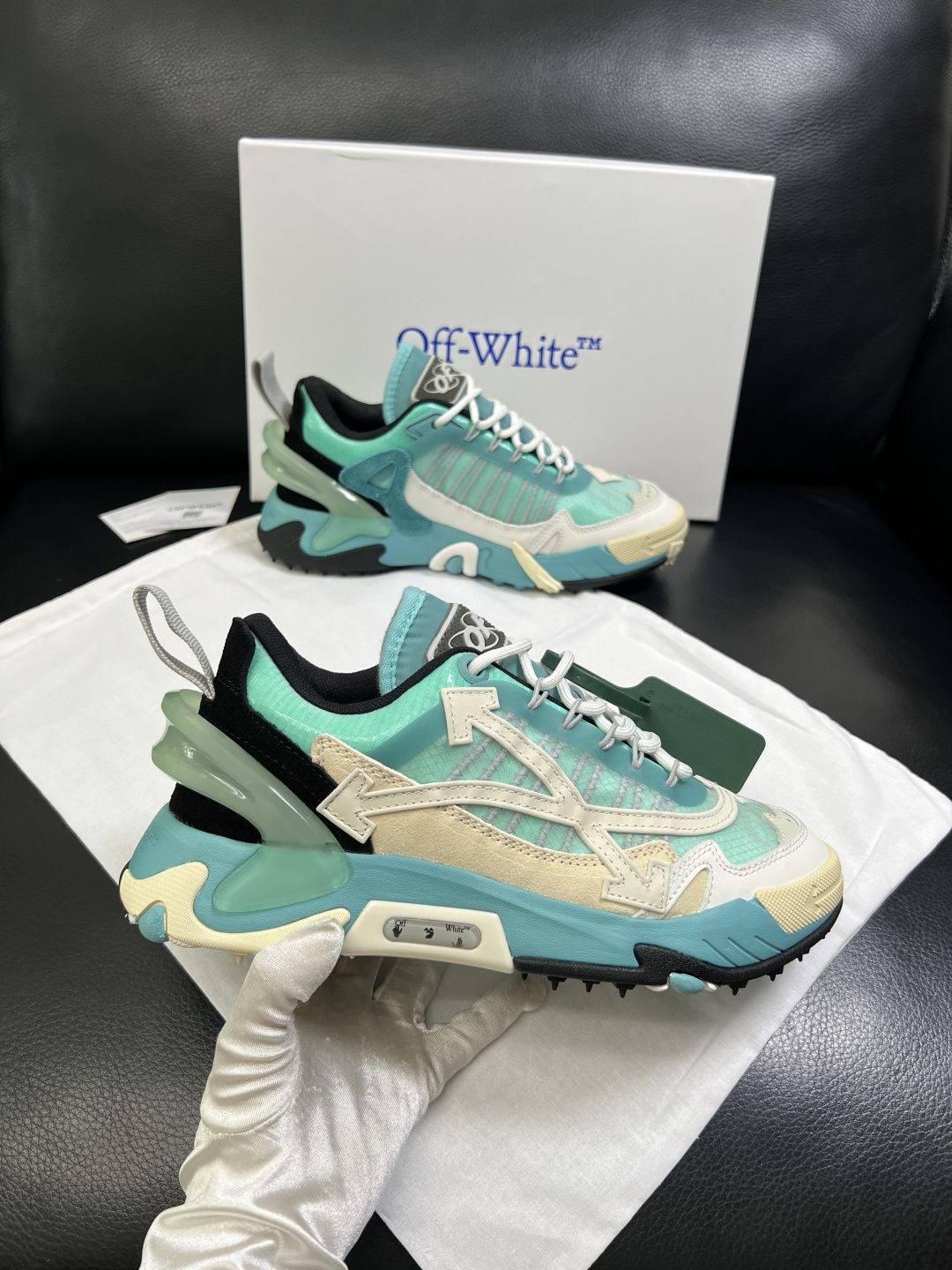off-white  高品质  顶级工艺品  专柜同步原厂配置，鞋面意大利进口面料，进口水染牛皮垫网里柔