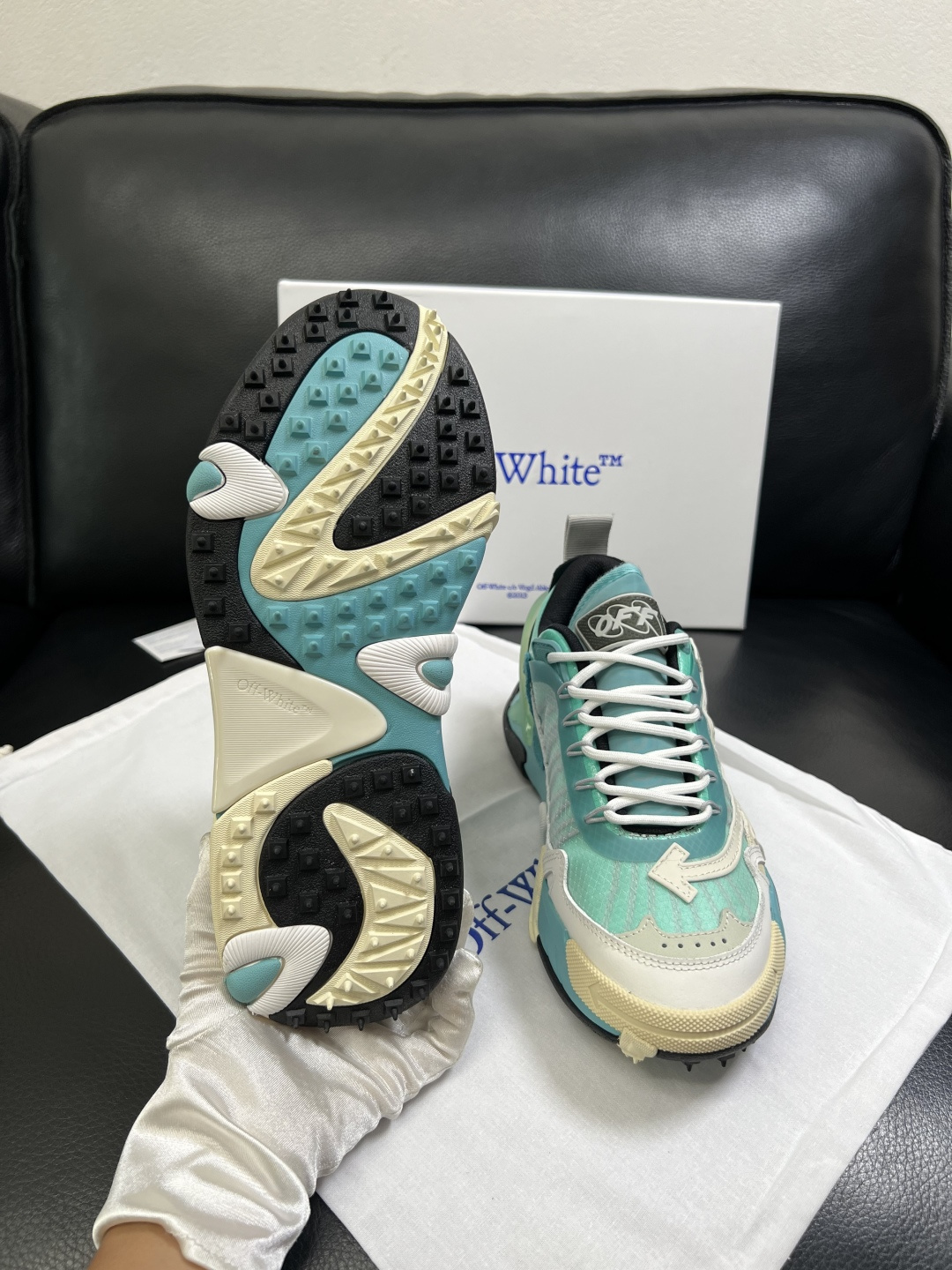 off-white  高品质  顶级工艺品  专柜同步原厂配置，鞋面意大利进口面料，进口水染牛皮垫网里柔