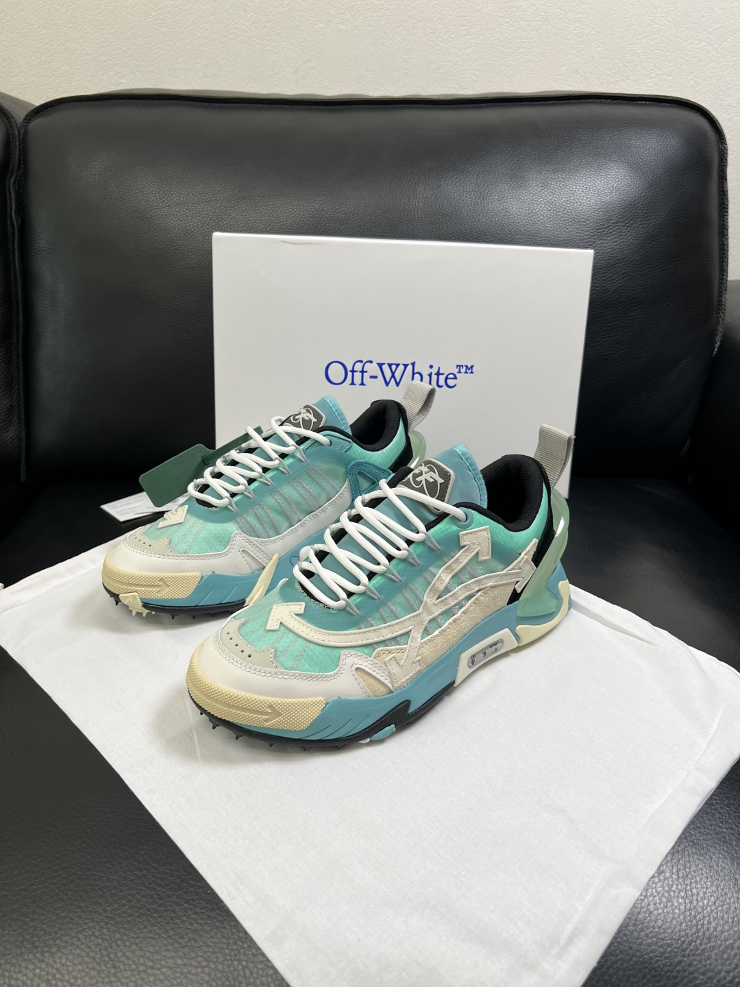 off-white  高品质  顶级工艺品  专柜同步原厂配置，鞋面意大利进口面料，进口水染牛皮垫网里柔