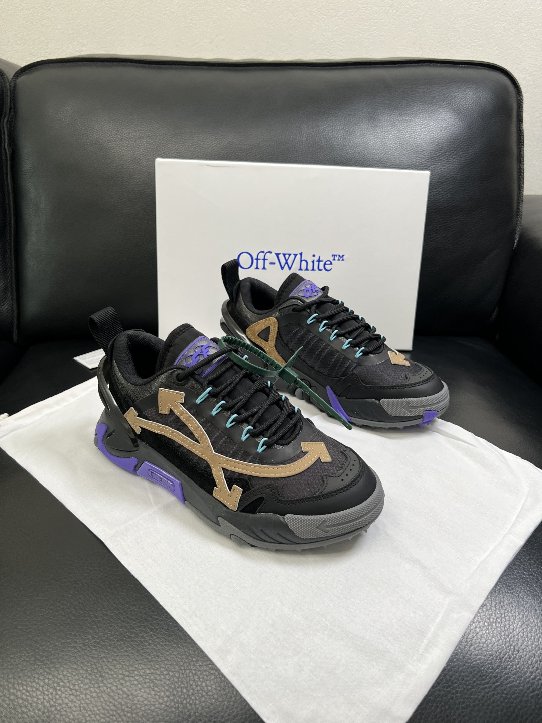 off-white  高品质  顶级工艺品  专柜同步原厂配置，鞋面意大利进口面料，进口水染牛皮垫网里柔