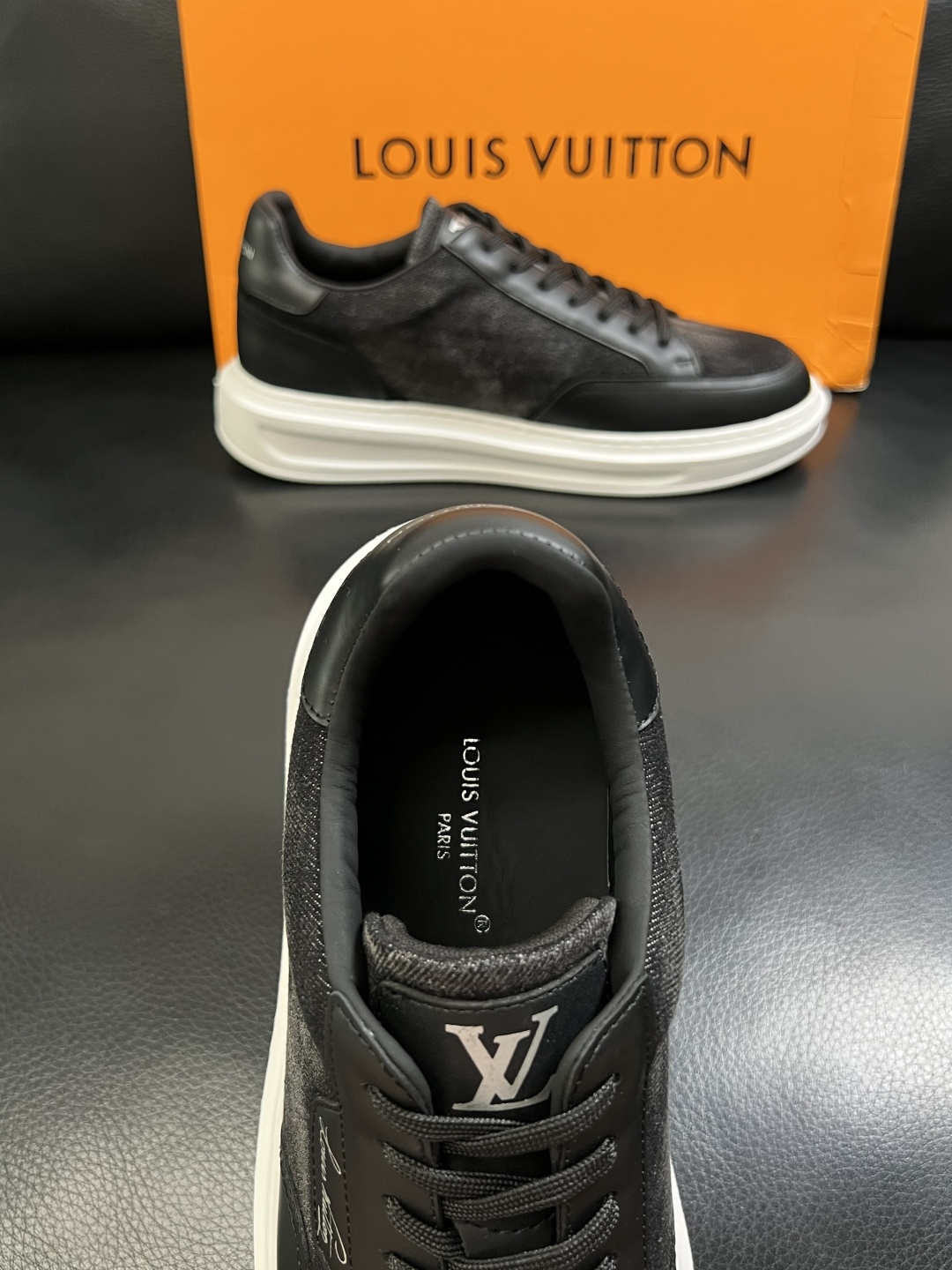 Lv  高品质  顶级工艺品  路易威登，运动板鞋专柜同步，鞋面意大利进口，高品质拼接缤纷色彩复杂工艺品