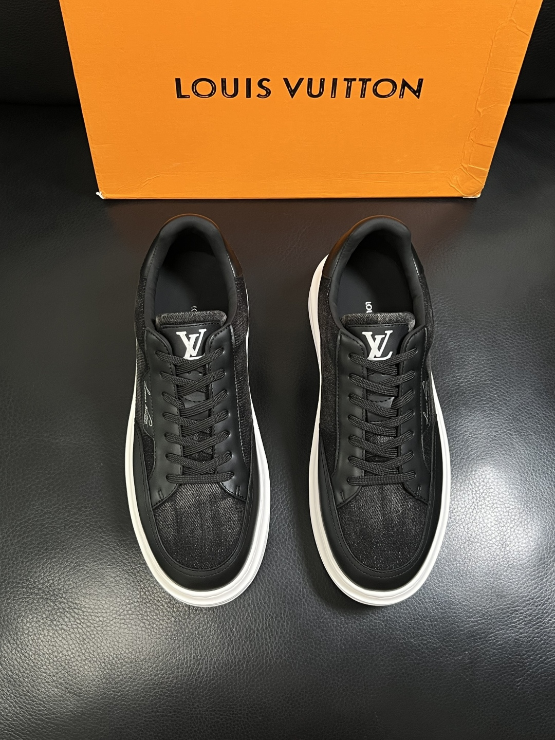 Lv  高品质  顶级工艺品  路易威登，运动板鞋专柜同步，鞋面意大利进口，高品质拼接缤纷色彩复杂工艺品