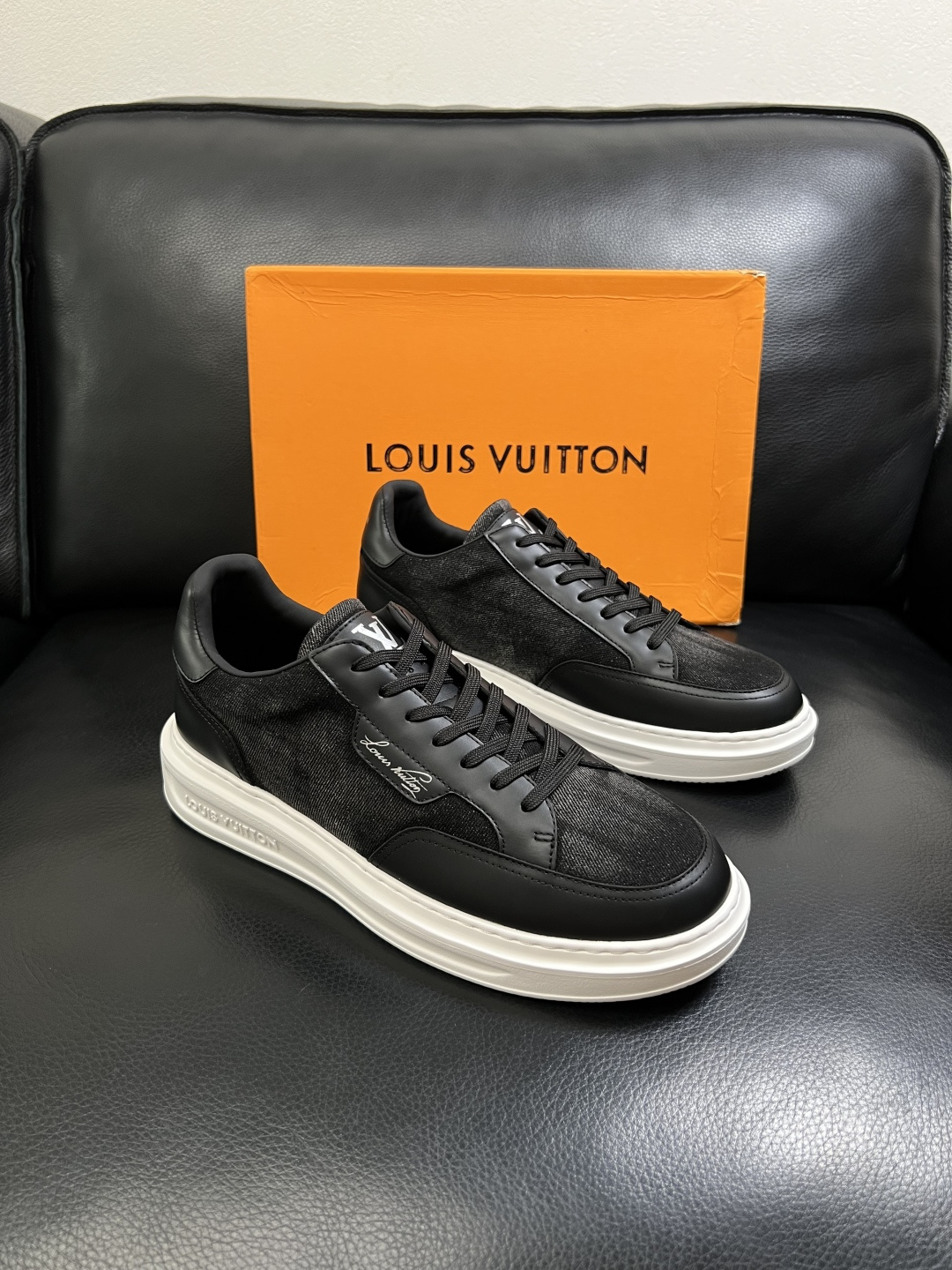 Lv  高品质  顶级工艺品  路易威登，运动板鞋专柜同步，鞋面意大利进口，高品质拼接缤纷色彩复杂工艺品