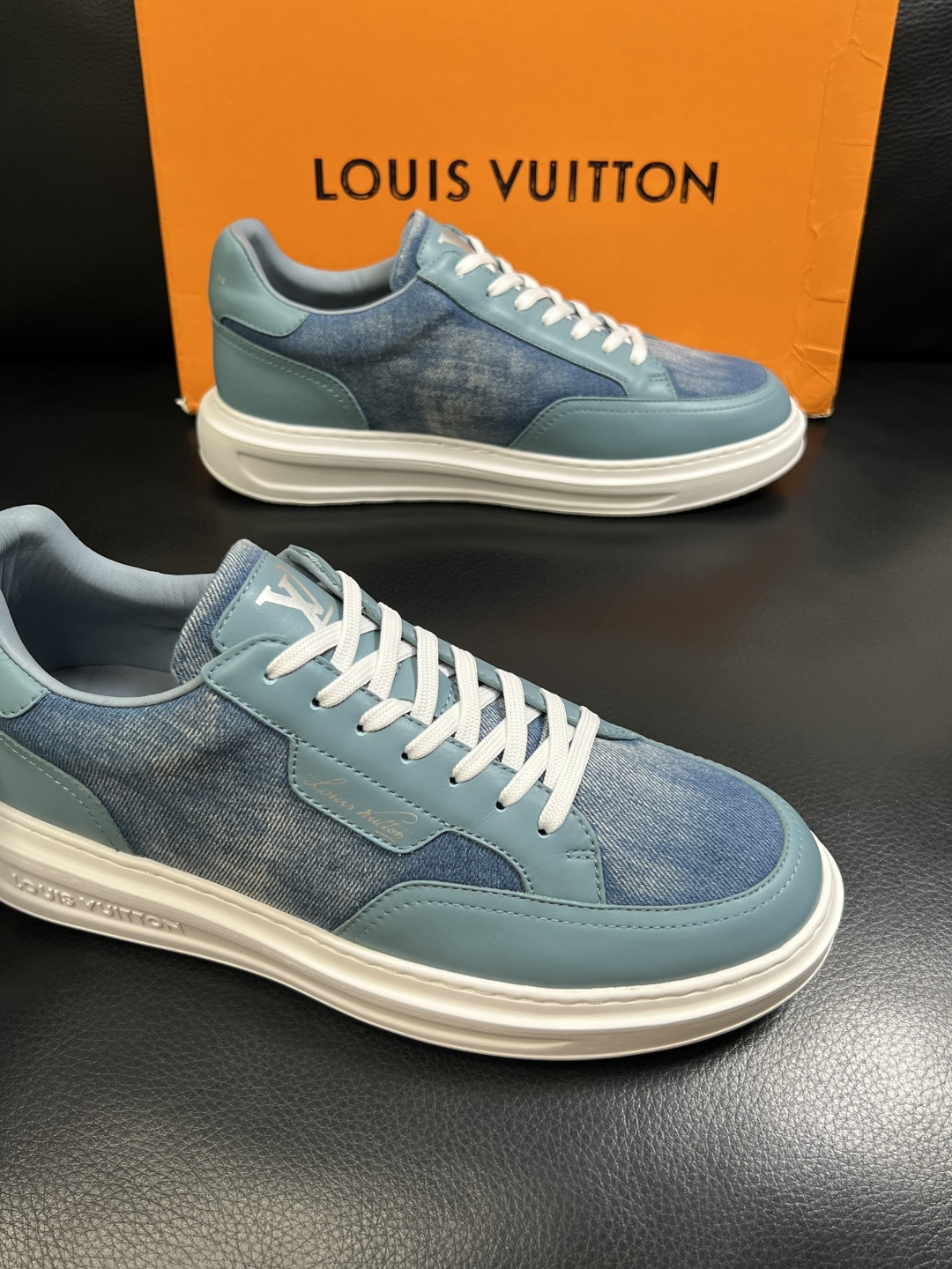 Lv  高品质  顶级工艺品  路易威登，运动板鞋专柜同步，鞋面意大利进口，高品质拼接缤纷色彩复杂工艺品