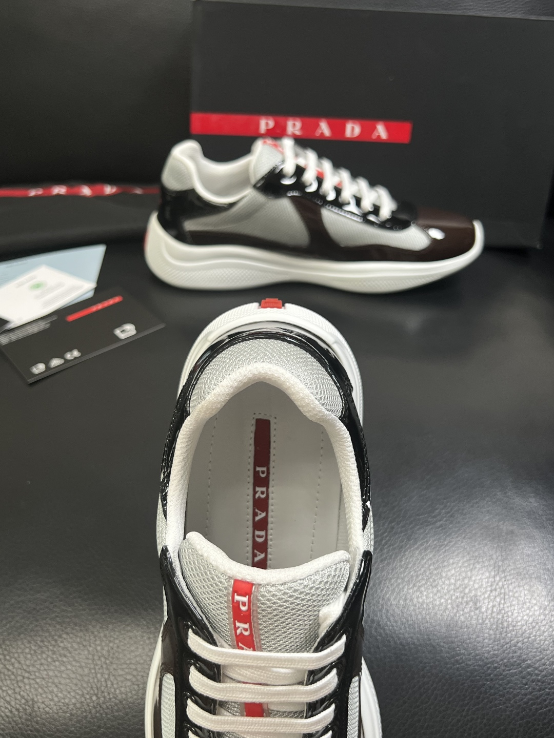 Prada  高品质  顶级工艺品，普拉达 专柜同步，原厂配置意大利进口牛皮搭配面料，进口牛皮内里垫，透