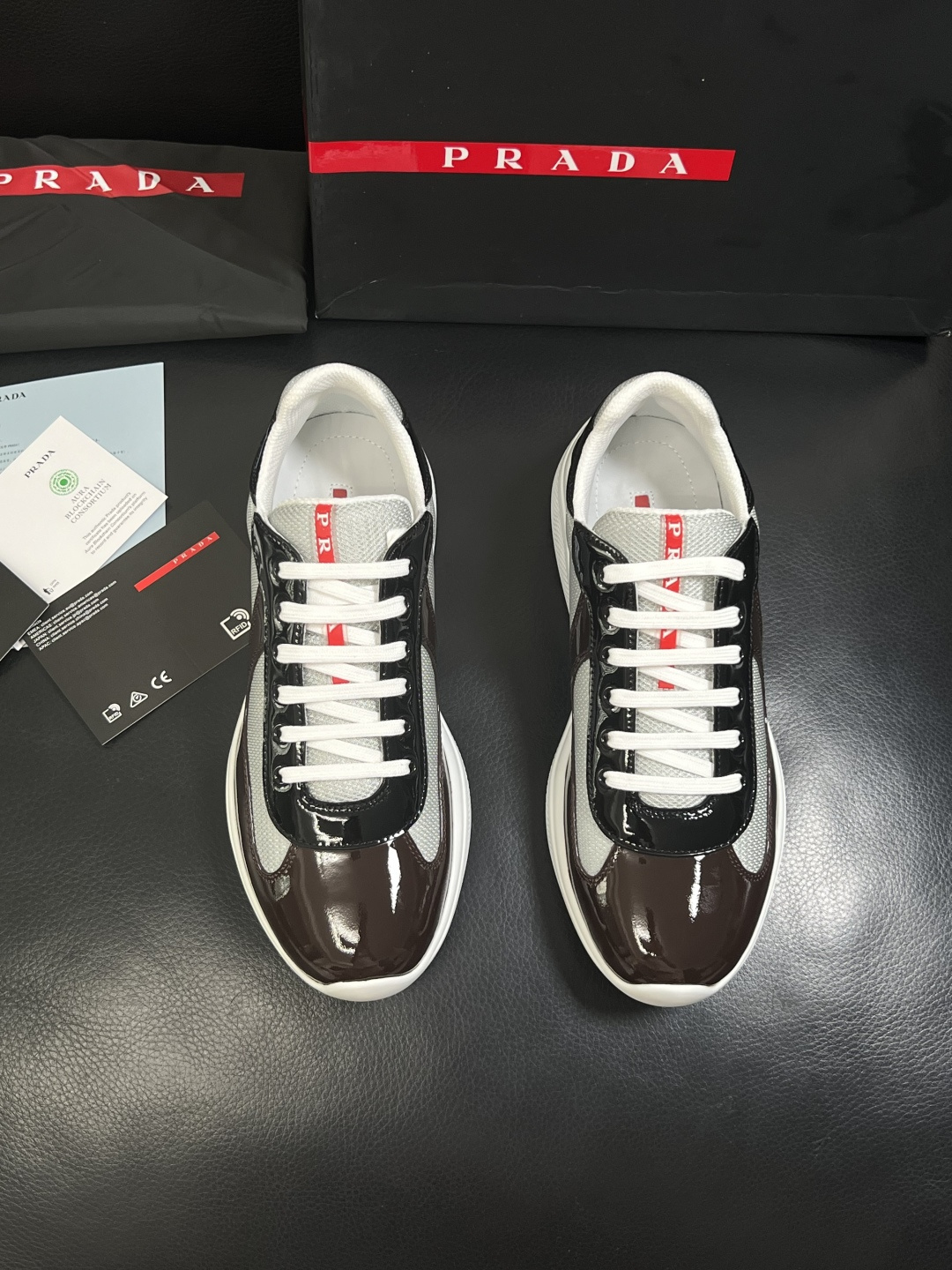 Prada  高品质  顶级工艺品，普拉达 专柜同步，原厂配置意大利进口牛皮搭配面料，进口牛皮内里垫，透