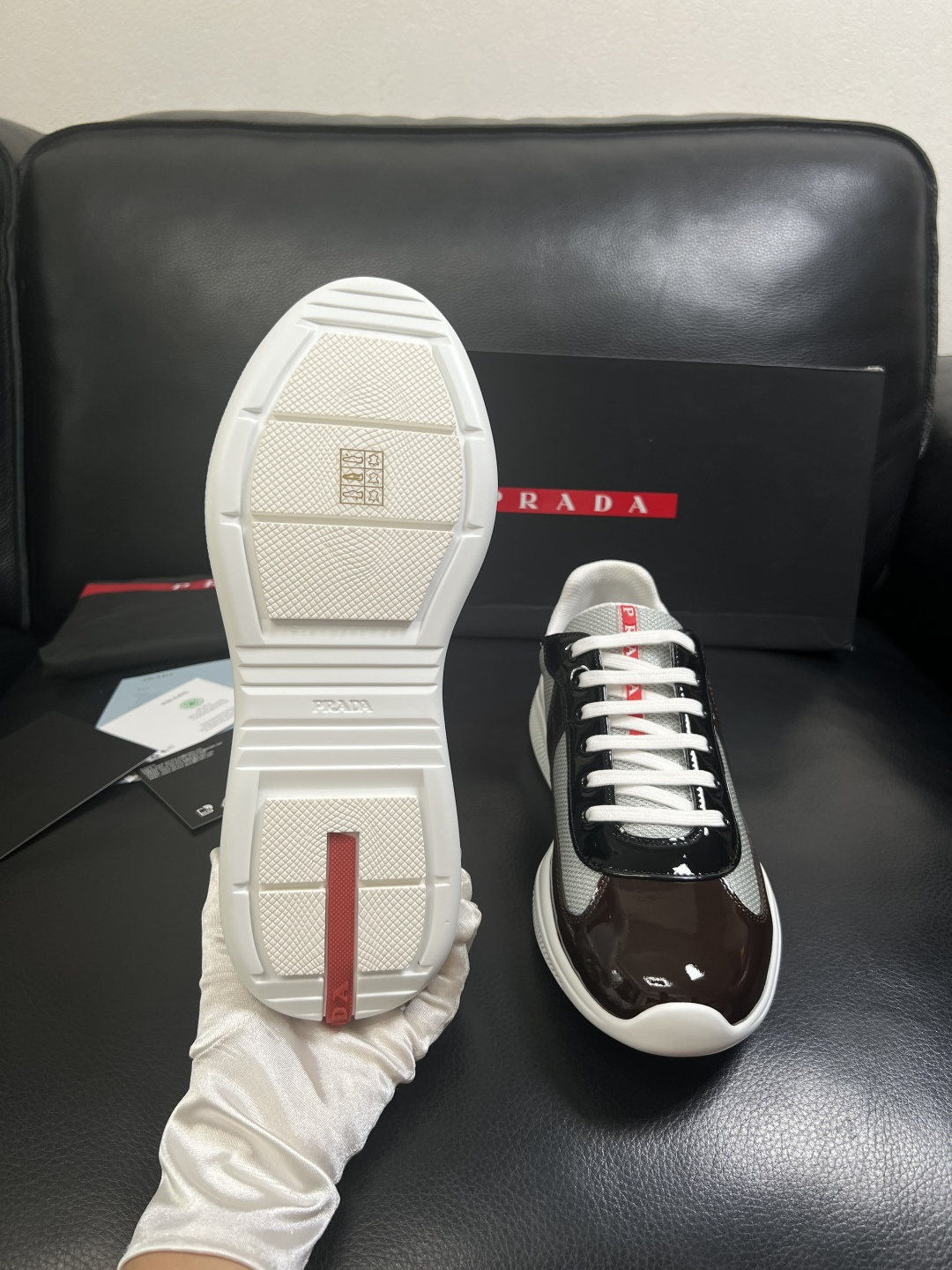 Prada  高品质  顶级工艺品，普拉达 专柜同步，原厂配置意大利进口牛皮搭配面料，进口牛皮内里垫，透