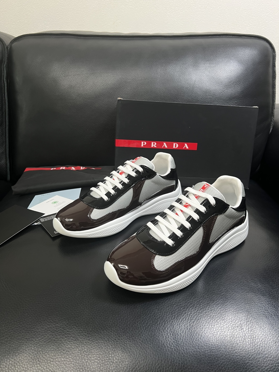 Prada  高品质  顶级工艺品，普拉达 专柜同步，原厂配置意大利进口牛皮搭配面料，进口牛皮内里垫，透