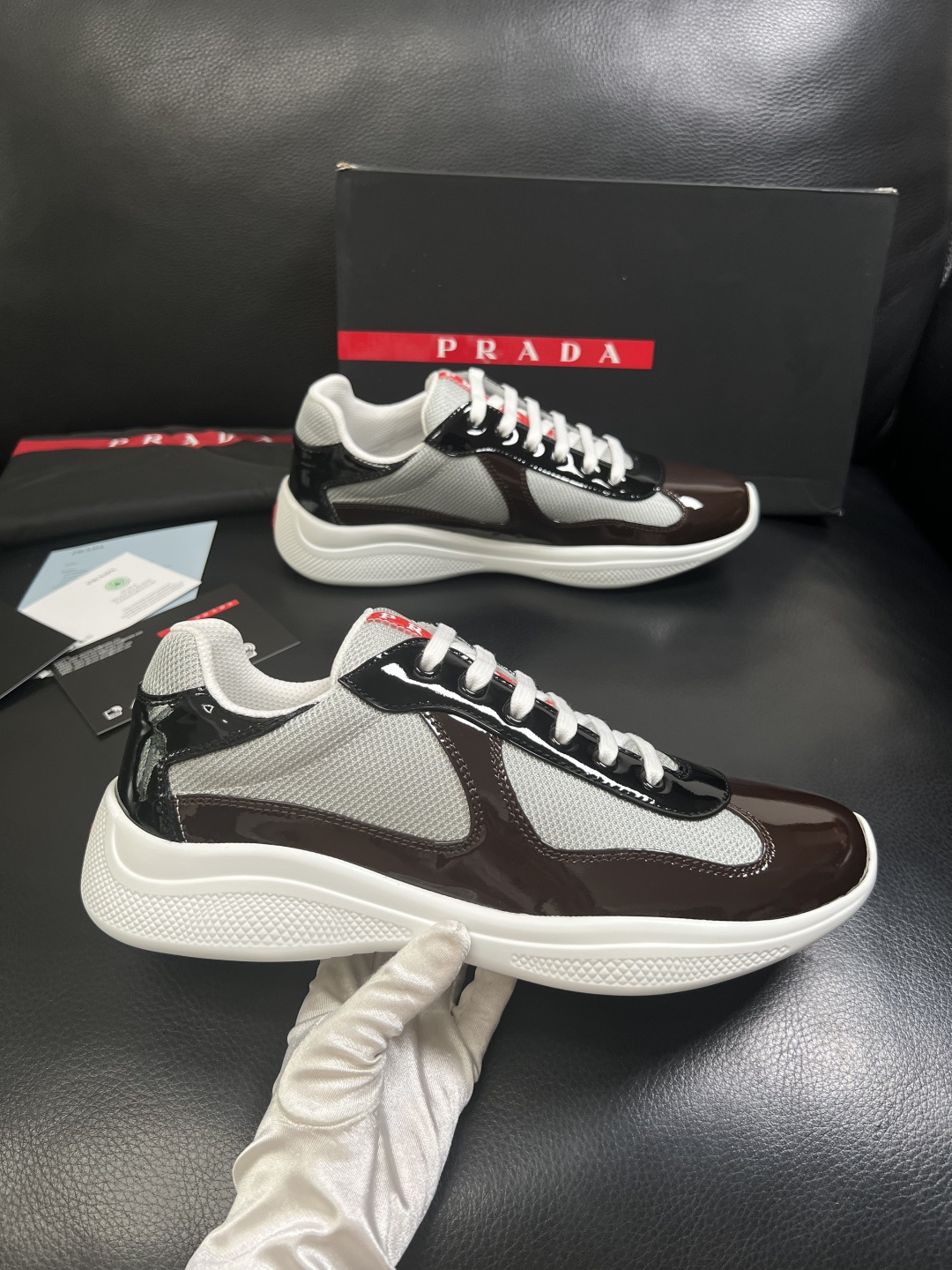 Prada  高品质  顶级工艺品，普拉达 专柜同步，原厂配置意大利进口牛皮搭配面料，进口牛皮内里垫，透