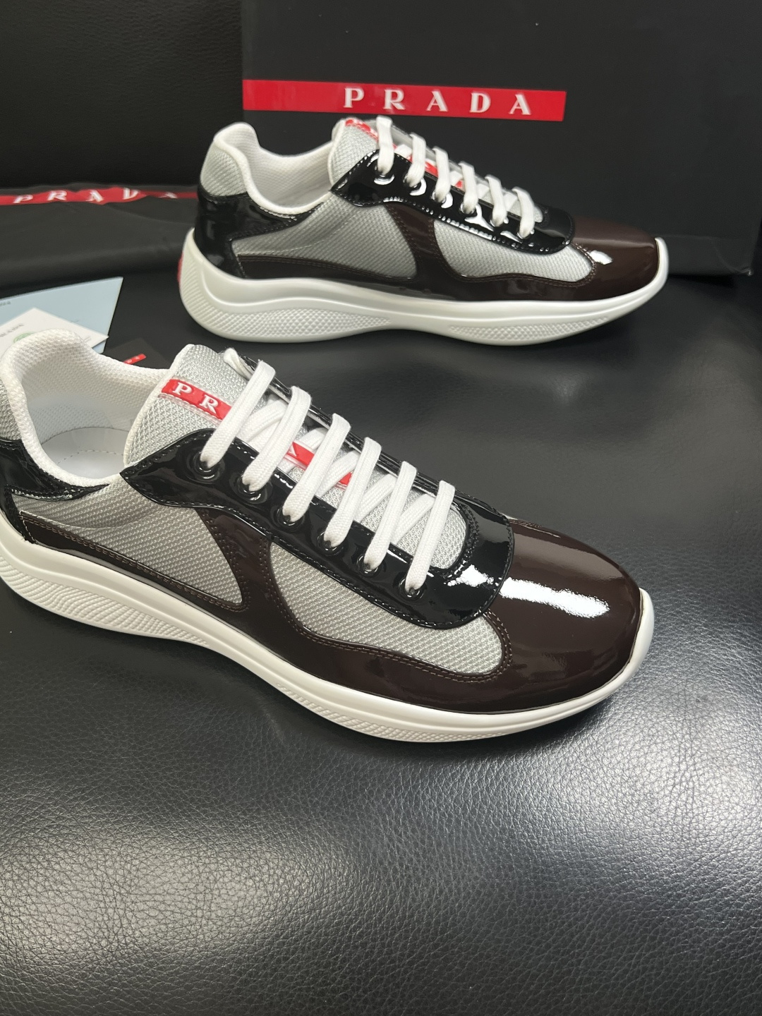 Prada  高品质  顶级工艺品，普拉达 专柜同步，原厂配置意大利进口牛皮搭配面料，进口牛皮内里垫，透