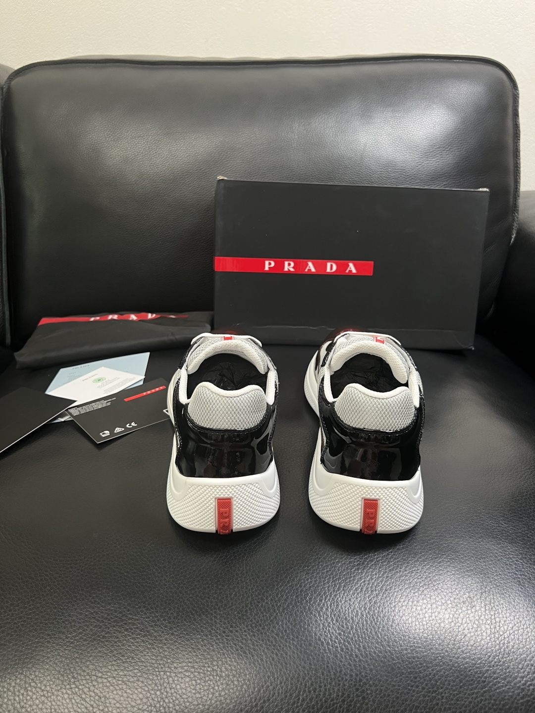 Prada  高品质  顶级工艺品，普拉达 专柜同步，原厂配置意大利进口牛皮搭配面料，进口牛皮内里垫，透