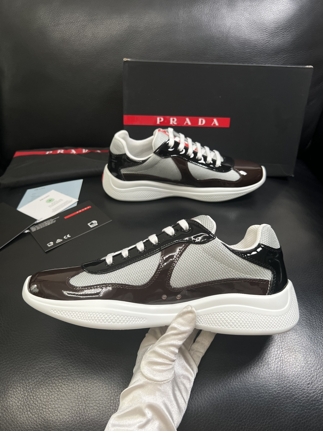 Prada  高品质  顶级工艺品，普拉达 专柜同步，原厂配置意大利进口牛皮搭配面料，进口牛皮内里垫，透