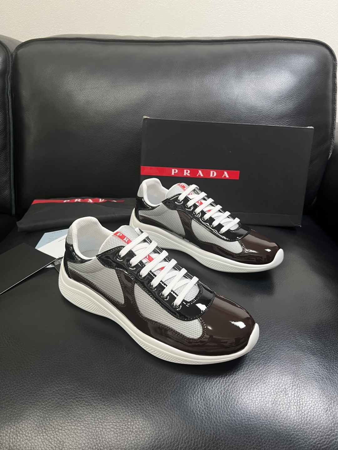 Prada  高品质  顶级工艺品，普拉达 专柜同步，原厂配置意大利进口牛皮搭配面料，进口牛皮内里垫，透