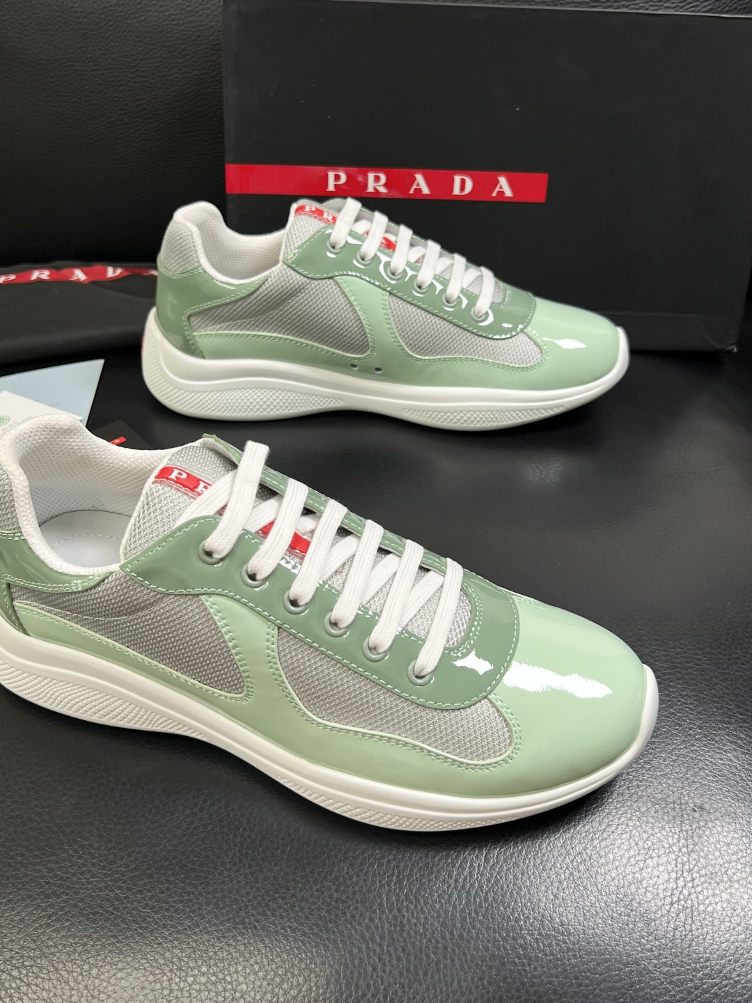 Prada  高品质  顶级工艺品，普拉达 专柜同步，原厂配置意大利进口牛皮搭配面料，进口牛皮内里垫，透