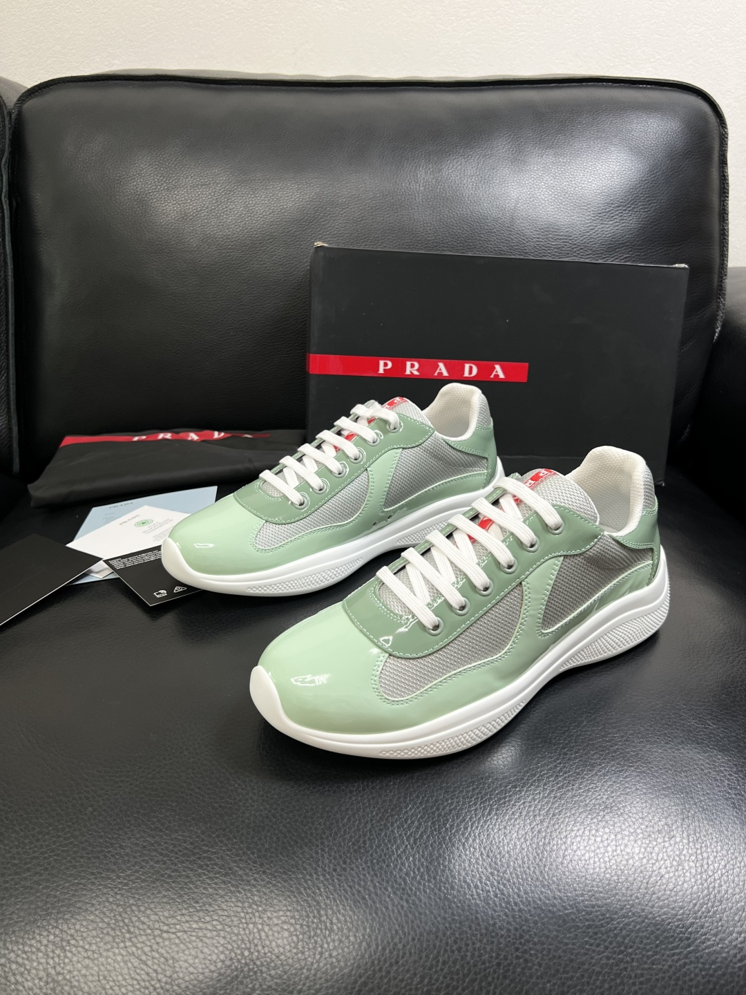 Prada  高品质  顶级工艺品，普拉达 专柜同步，原厂配置意大利进口牛皮搭配面料，进口牛皮内里垫，透