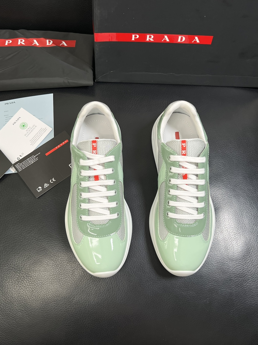 Prada  高品质  顶级工艺品，普拉达 专柜同步，原厂配置意大利进口牛皮搭配面料，进口牛皮内里垫，透