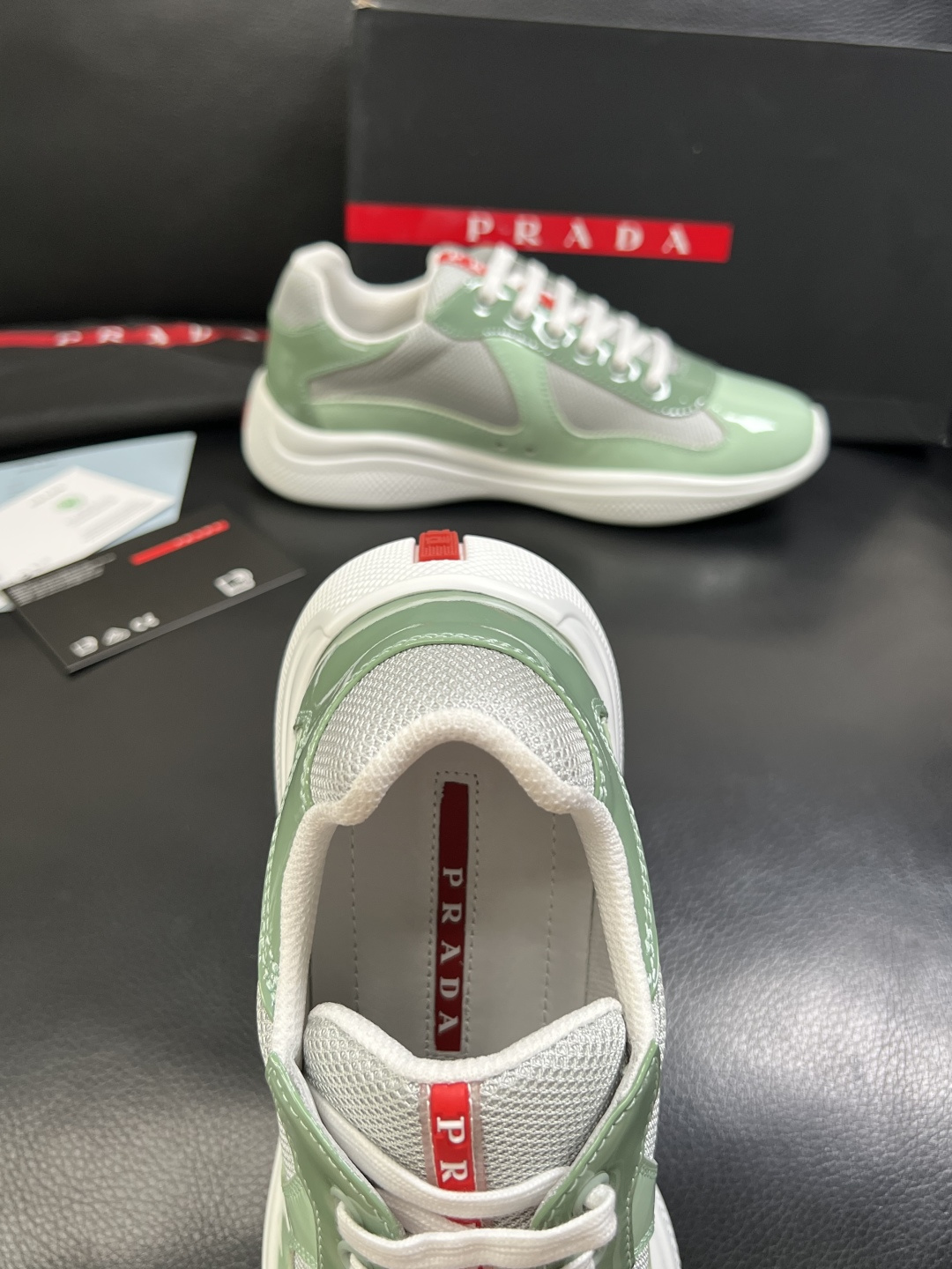 Prada  高品质  顶级工艺品，普拉达 专柜同步，原厂配置意大利进口牛皮搭配面料，进口牛皮内里垫，透