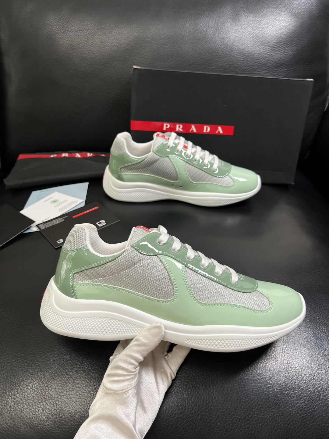 Prada  高品质  顶级工艺品，普拉达 专柜同步，原厂配置意大利进口牛皮搭配面料，进口牛皮内里垫，透