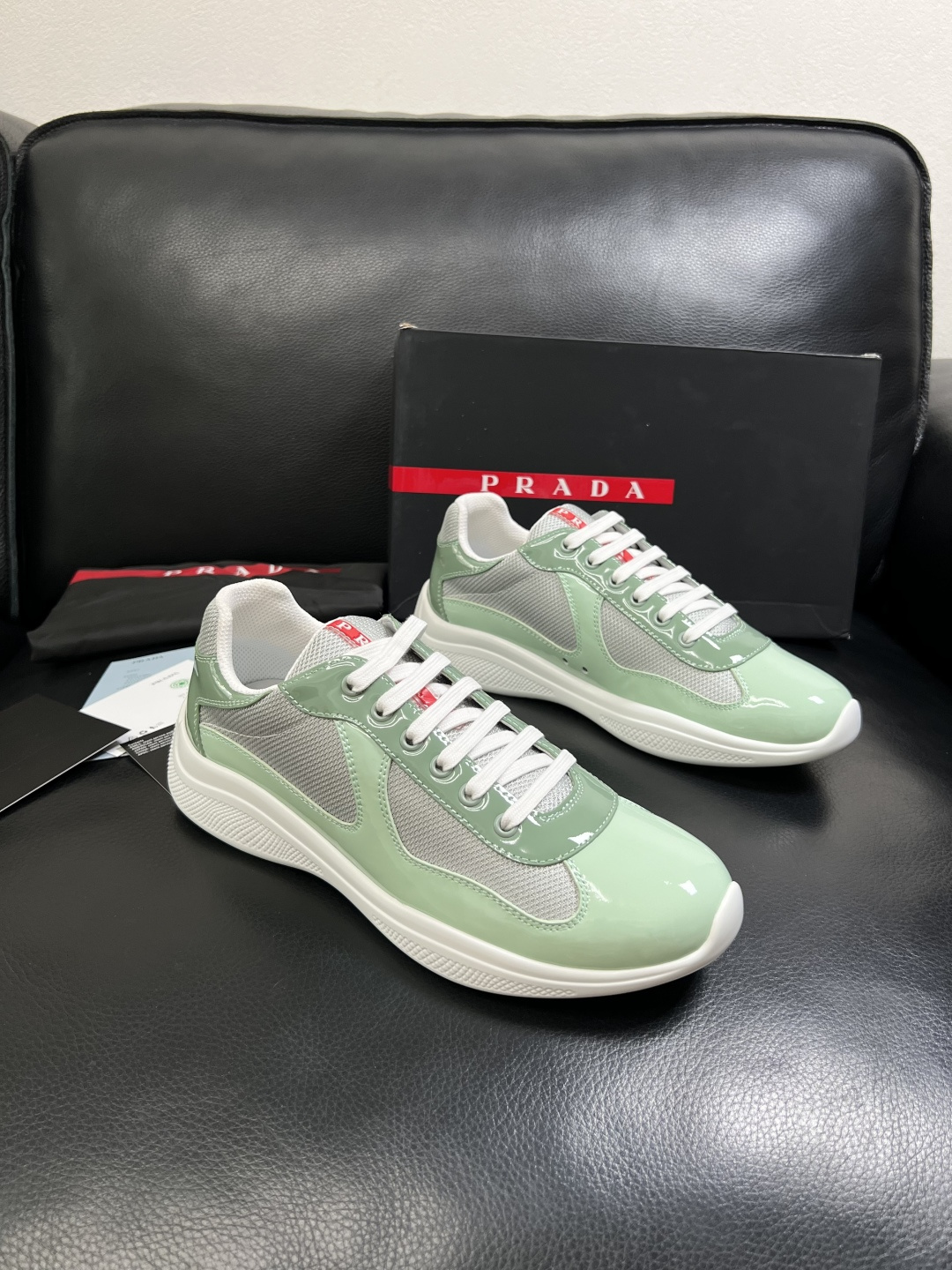 Prada  高品质  顶级工艺品，普拉达 专柜同步，原厂配置意大利进口牛皮搭配面料，进口牛皮内里垫，透