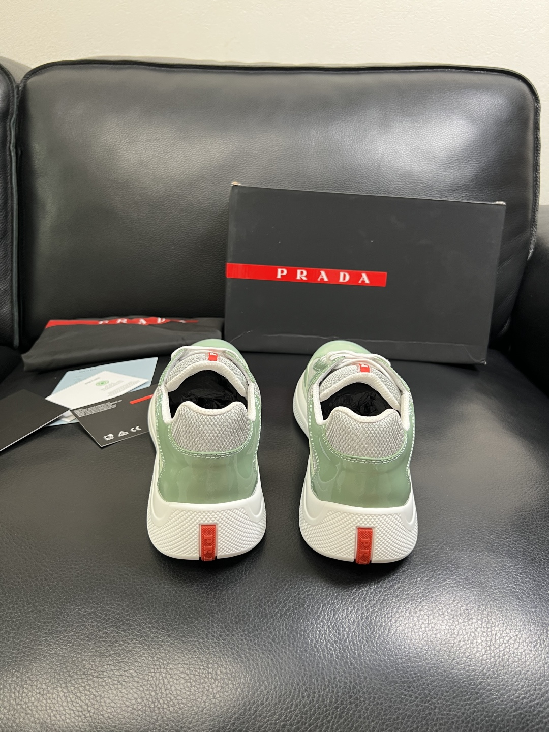 Prada  高品质  顶级工艺品，普拉达 专柜同步，原厂配置意大利进口牛皮搭配面料，进口牛皮内里垫，透