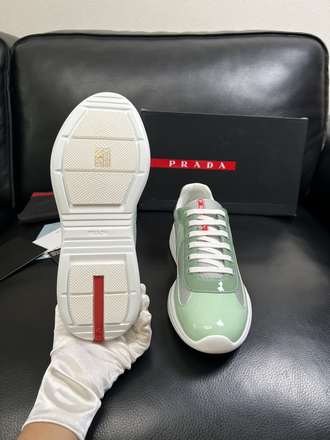 Prada  高品质  顶级工艺品，普拉达 专柜同步，原厂配置意大利进口牛皮搭配面料，进口牛皮内里垫，透