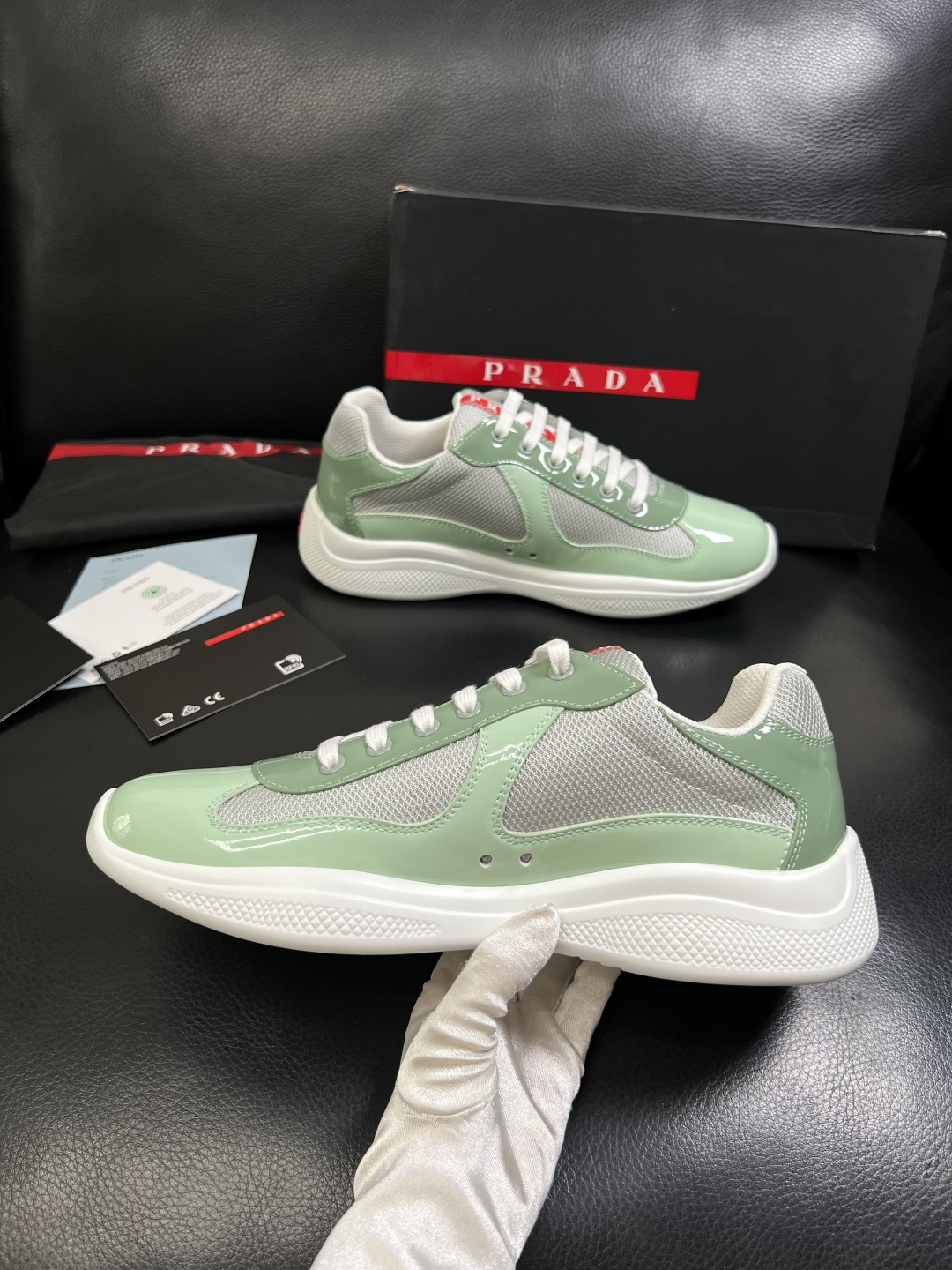 Prada  高品质  顶级工艺品，普拉达 专柜同步，原厂配置意大利进口牛皮搭配面料，进口牛皮内里垫，透