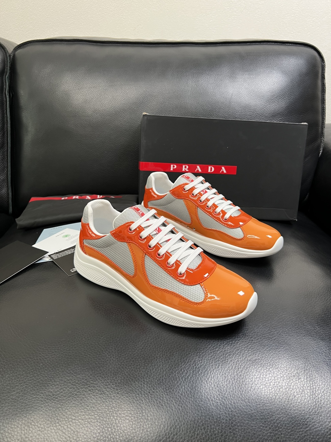 Prada  高品质  顶级工艺品，普拉达 专柜同步，原厂配置意大利进口牛皮搭配面料，进口牛皮内里垫，透