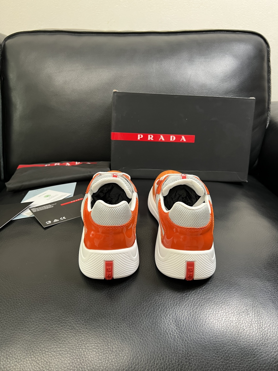 Prada  高品质  顶级工艺品，普拉达 专柜同步，原厂配置意大利进口牛皮搭配面料，进口牛皮内里垫，透