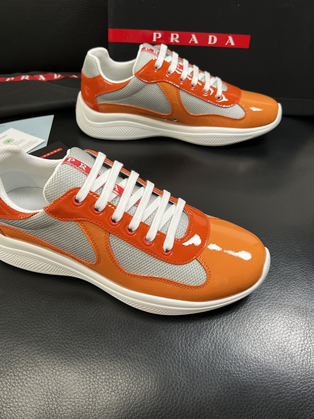 Prada  高品质  顶级工艺品，普拉达 专柜同步，原厂配置意大利进口牛皮搭配面料，进口牛皮内里垫，透