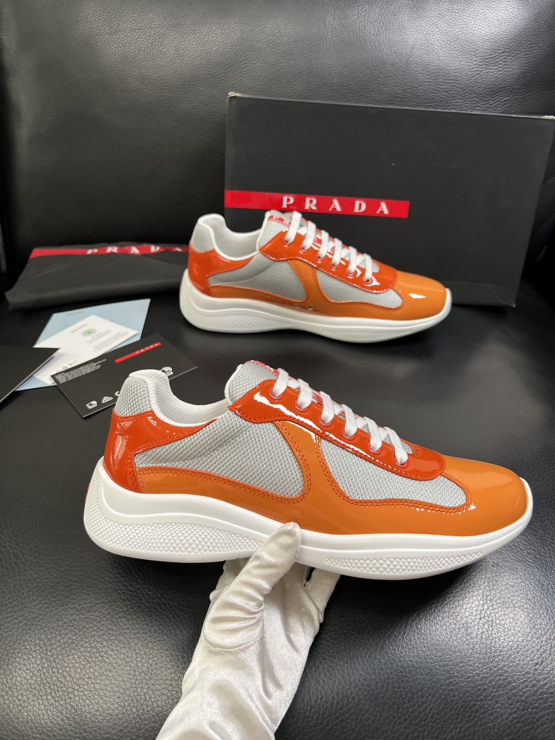 Prada  高品质  顶级工艺品，普拉达 专柜同步，原厂配置意大利进口牛皮搭配面料，进口牛皮内里垫，透