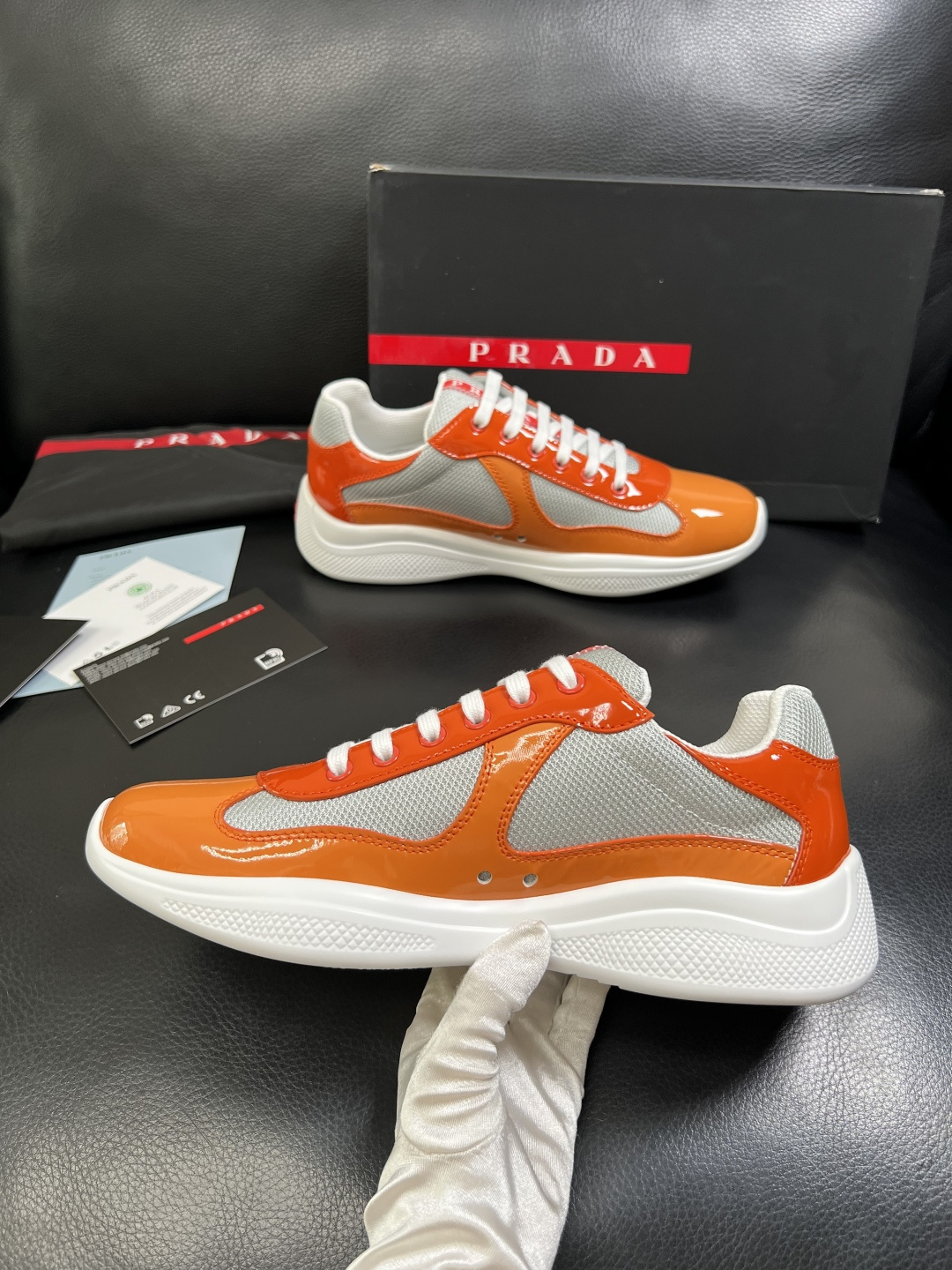 Prada  高品质  顶级工艺品，普拉达 专柜同步，原厂配置意大利进口牛皮搭配面料，进口牛皮内里垫，透