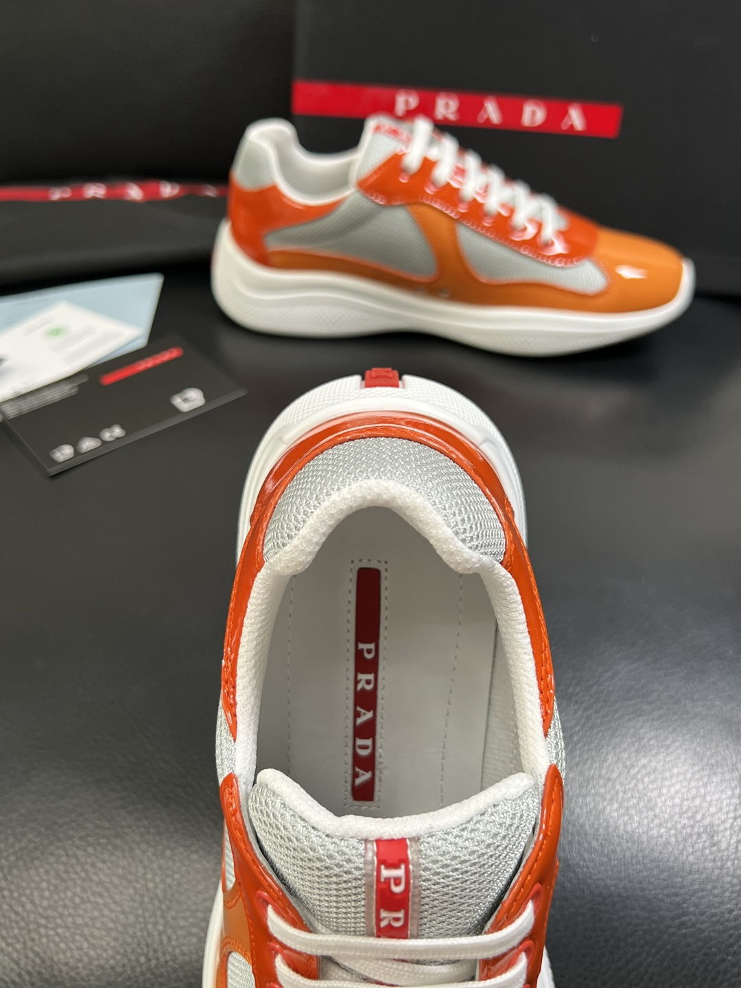 Prada  高品质  顶级工艺品，普拉达 专柜同步，原厂配置意大利进口牛皮搭配面料，进口牛皮内里垫，透