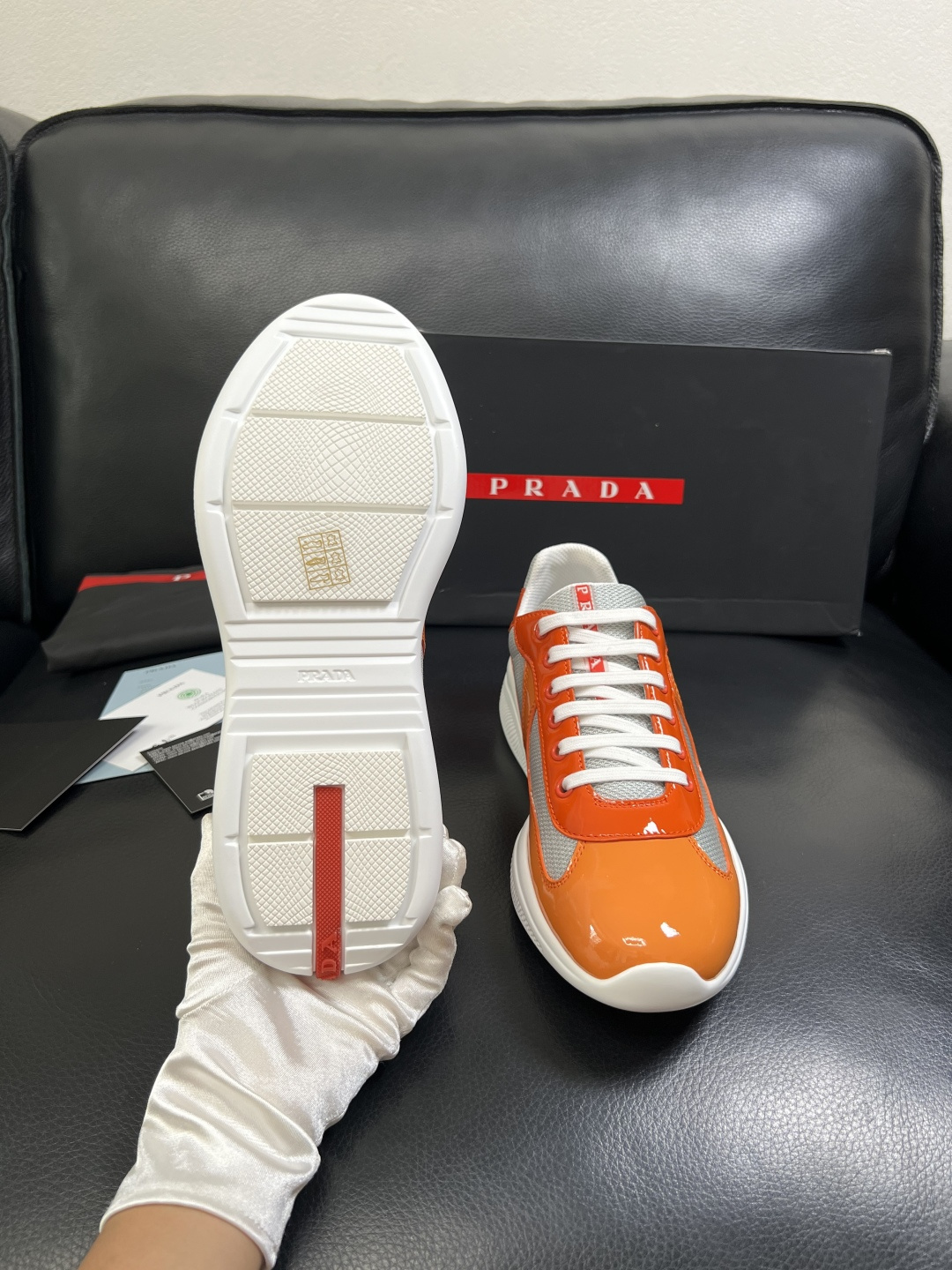 Prada  高品质  顶级工艺品，普拉达 专柜同步，原厂配置意大利进口牛皮搭配面料，进口牛皮内里垫，透