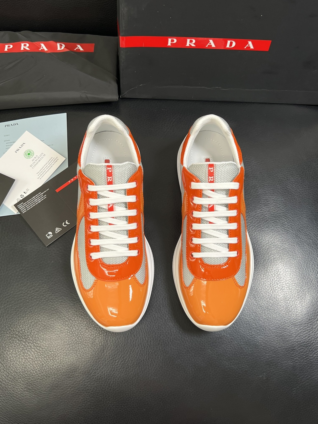 Prada  高品质  顶级工艺品，普拉达 专柜同步，原厂配置意大利进口牛皮搭配面料，进口牛皮内里垫，透