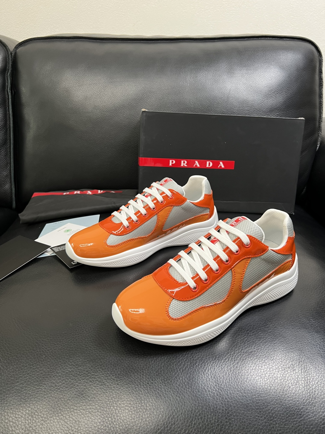 Prada  高品质  顶级工艺品，普拉达 专柜同步，原厂配置意大利进口牛皮搭配面料，进口牛皮内里垫，透