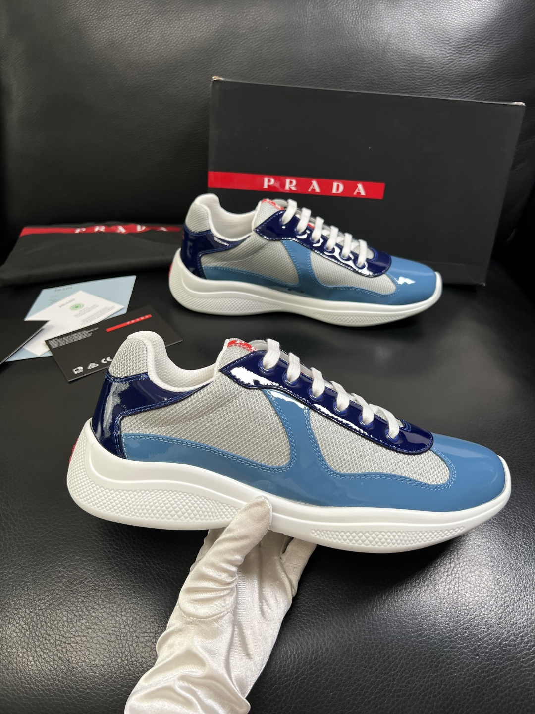 Prada  高品质  顶级工艺品，普拉达 专柜同步，原厂配置意大利进口牛皮搭配面料，进口牛皮内里垫，透