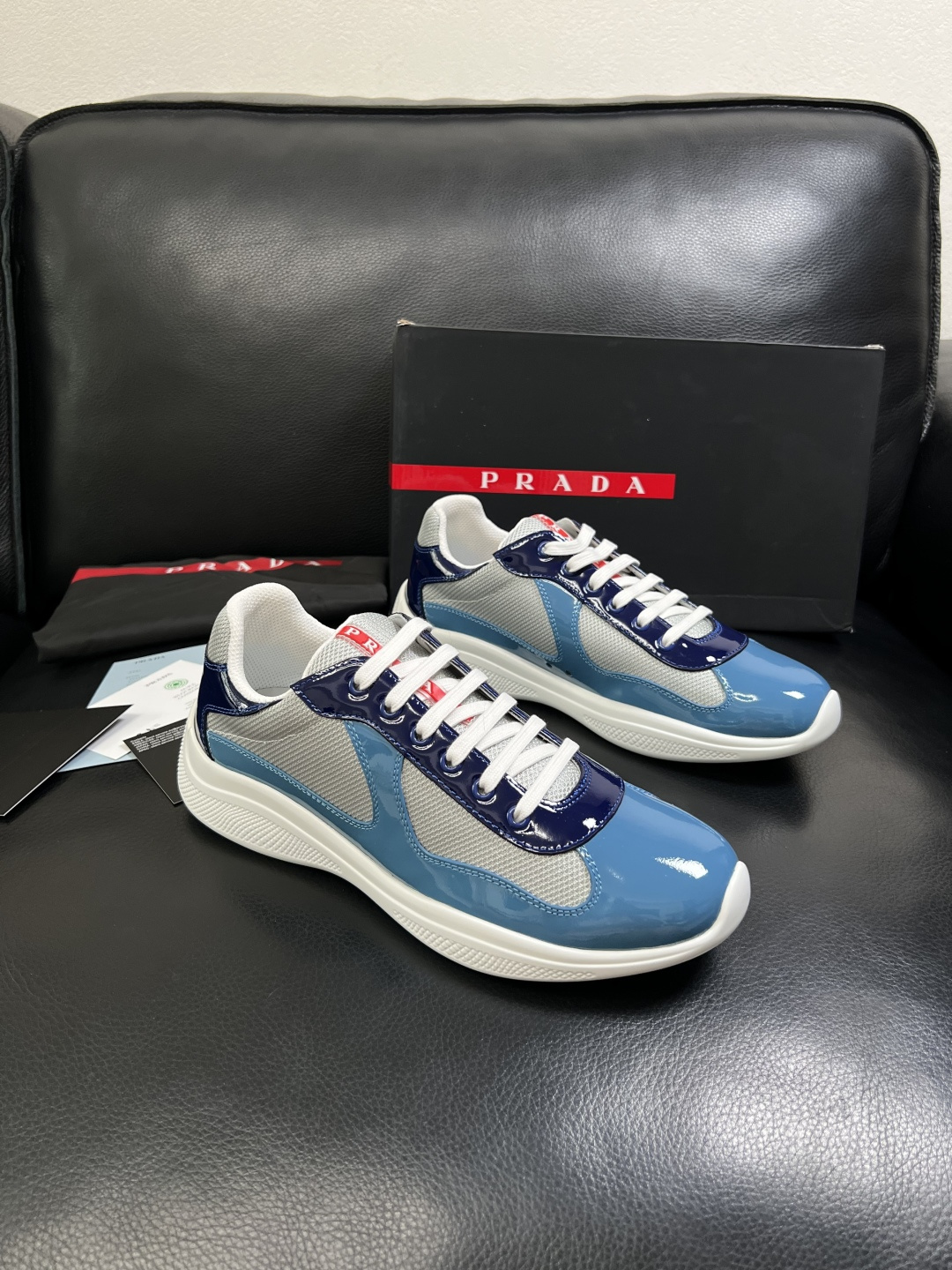 Prada  高品质  顶级工艺品，普拉达 专柜同步，原厂配置意大利进口牛皮搭配面料，进口牛皮内里垫，透