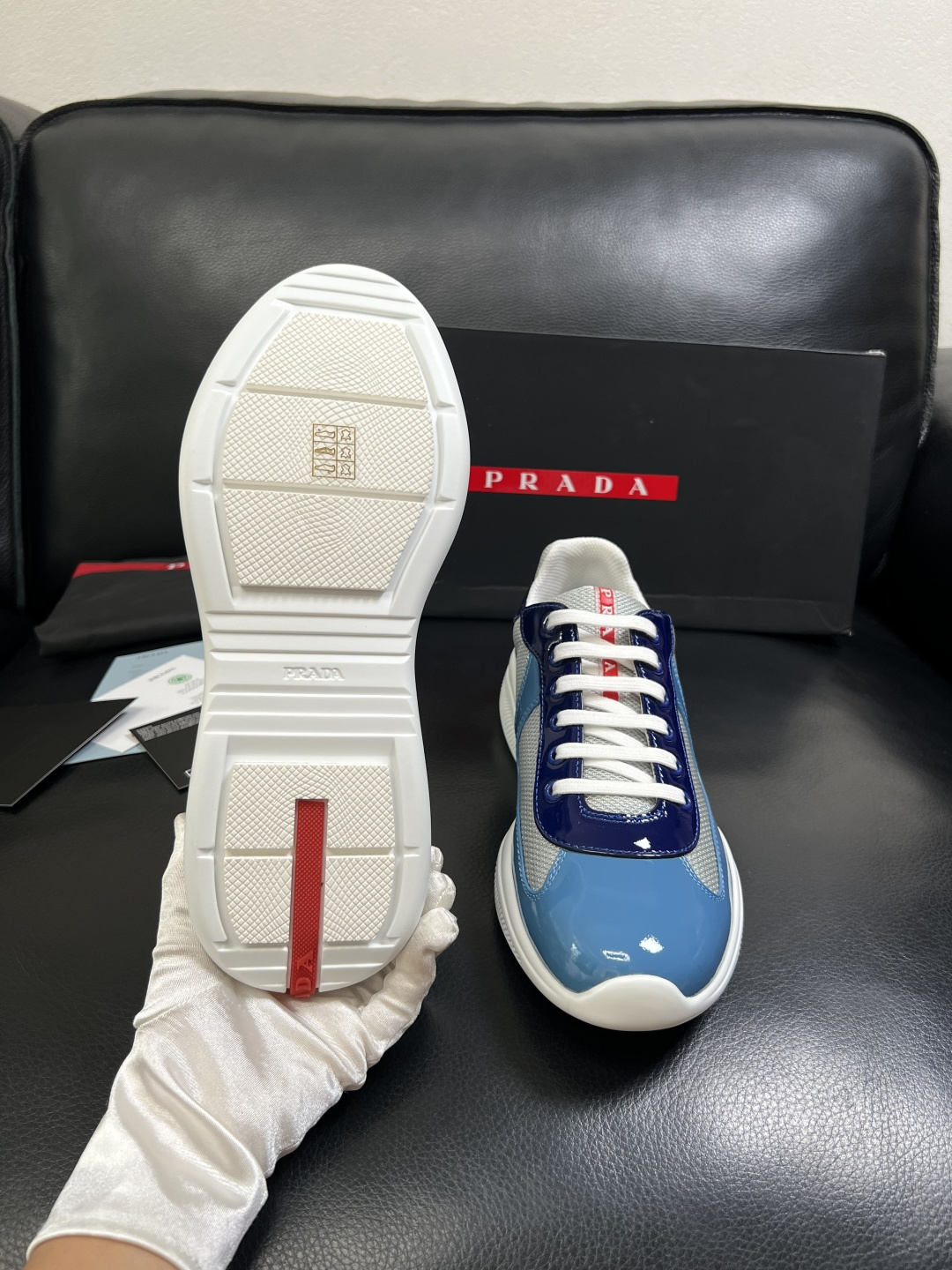 Prada  高品质  顶级工艺品，普拉达 专柜同步，原厂配置意大利进口牛皮搭配面料，进口牛皮内里垫，透