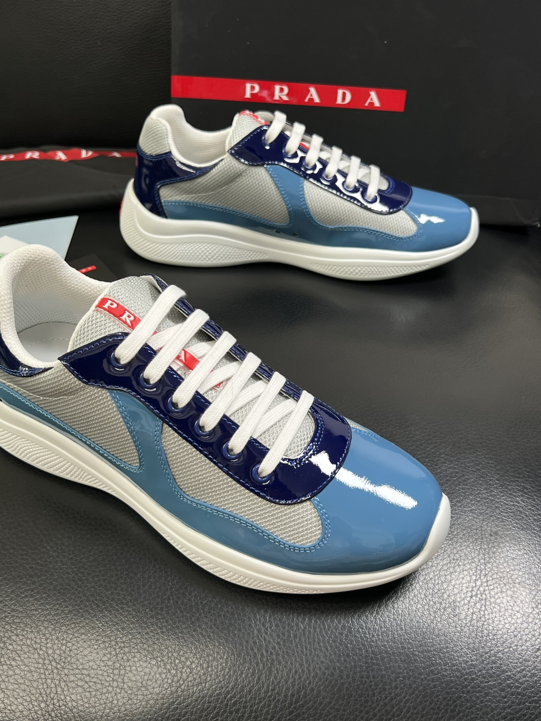 Prada  高品质  顶级工艺品，普拉达 专柜同步，原厂配置意大利进口牛皮搭配面料，进口牛皮内里垫，透
