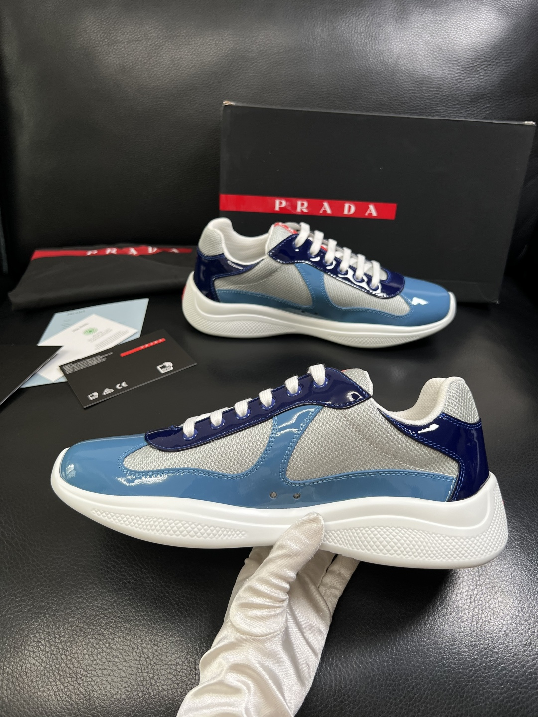 Prada  高品质  顶级工艺品，普拉达 专柜同步，原厂配置意大利进口牛皮搭配面料，进口牛皮内里垫，透