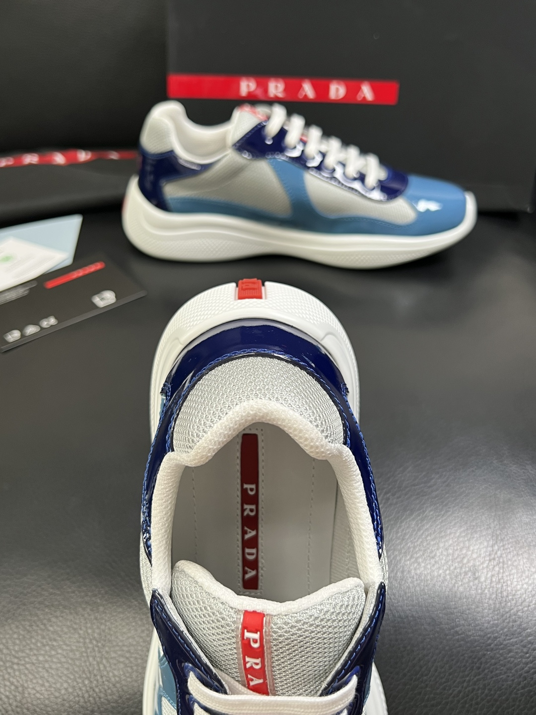 Prada  高品质  顶级工艺品，普拉达 专柜同步，原厂配置意大利进口牛皮搭配面料，进口牛皮内里垫，透