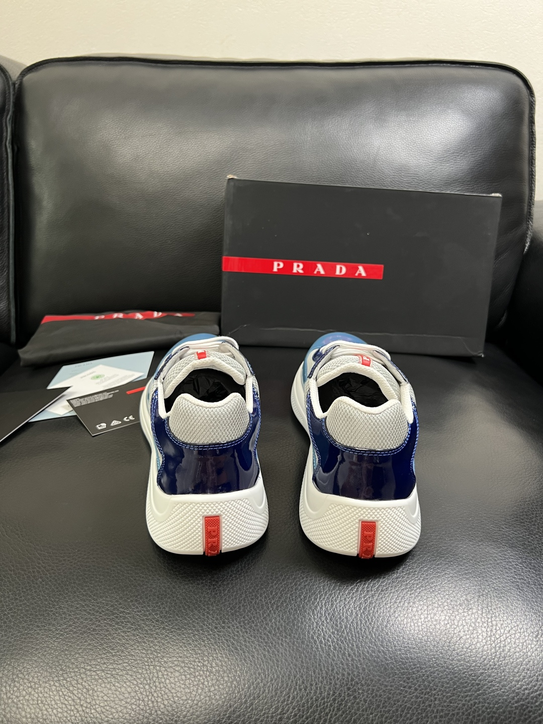 Prada  高品质  顶级工艺品，普拉达 专柜同步，原厂配置意大利进口牛皮搭配面料，进口牛皮内里垫，透