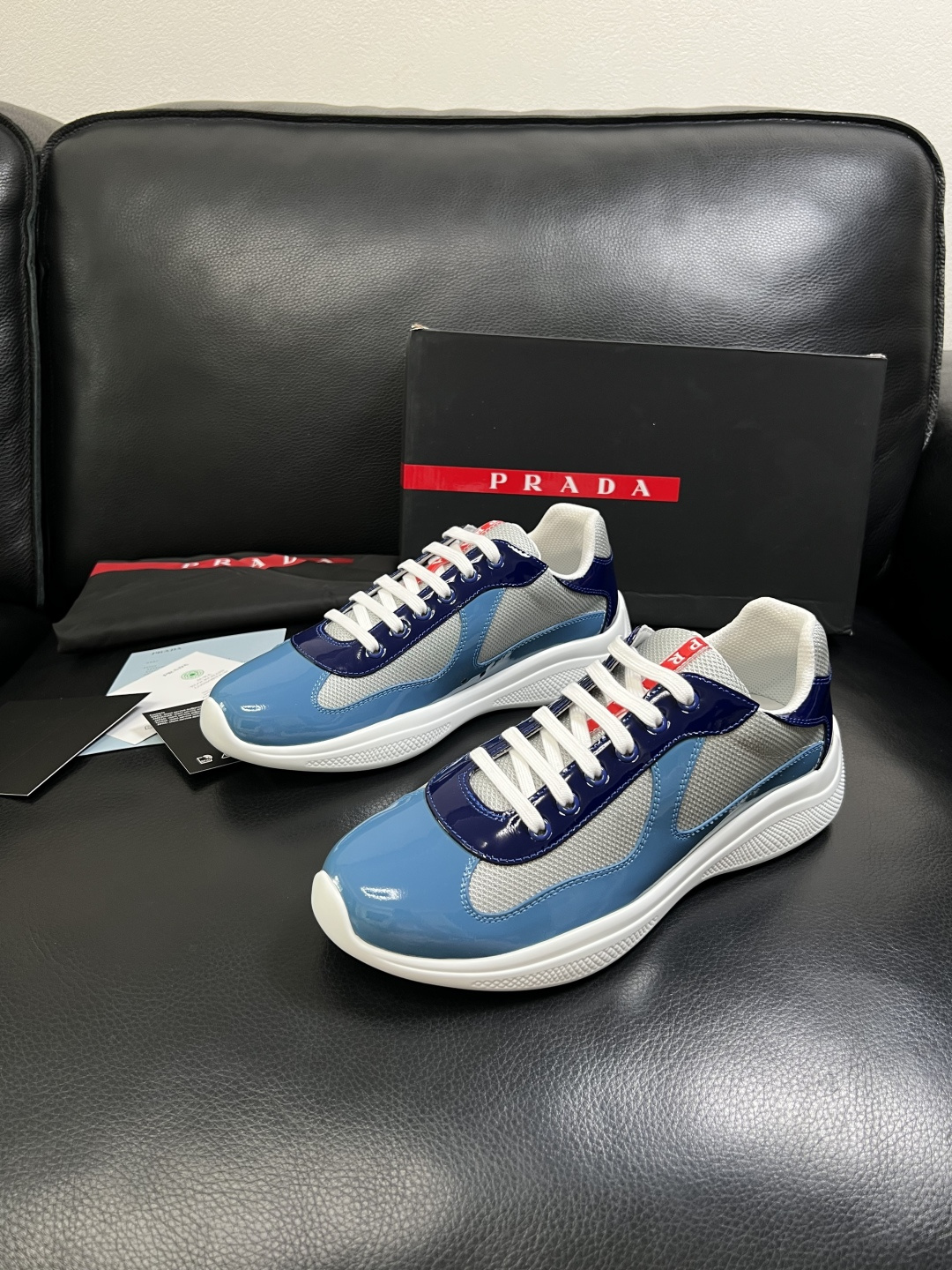 Prada  高品质  顶级工艺品，普拉达 专柜同步，原厂配置意大利进口牛皮搭配面料，进口牛皮内里垫，透