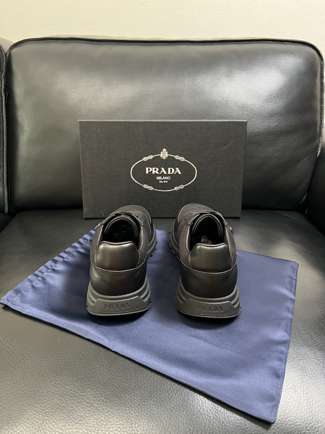 Prada  顶级工艺品，普拉达 专柜同步，原厂配置意大利进口牛皮拼布面料，进口牛皮内里垫，透气舒适，鞋